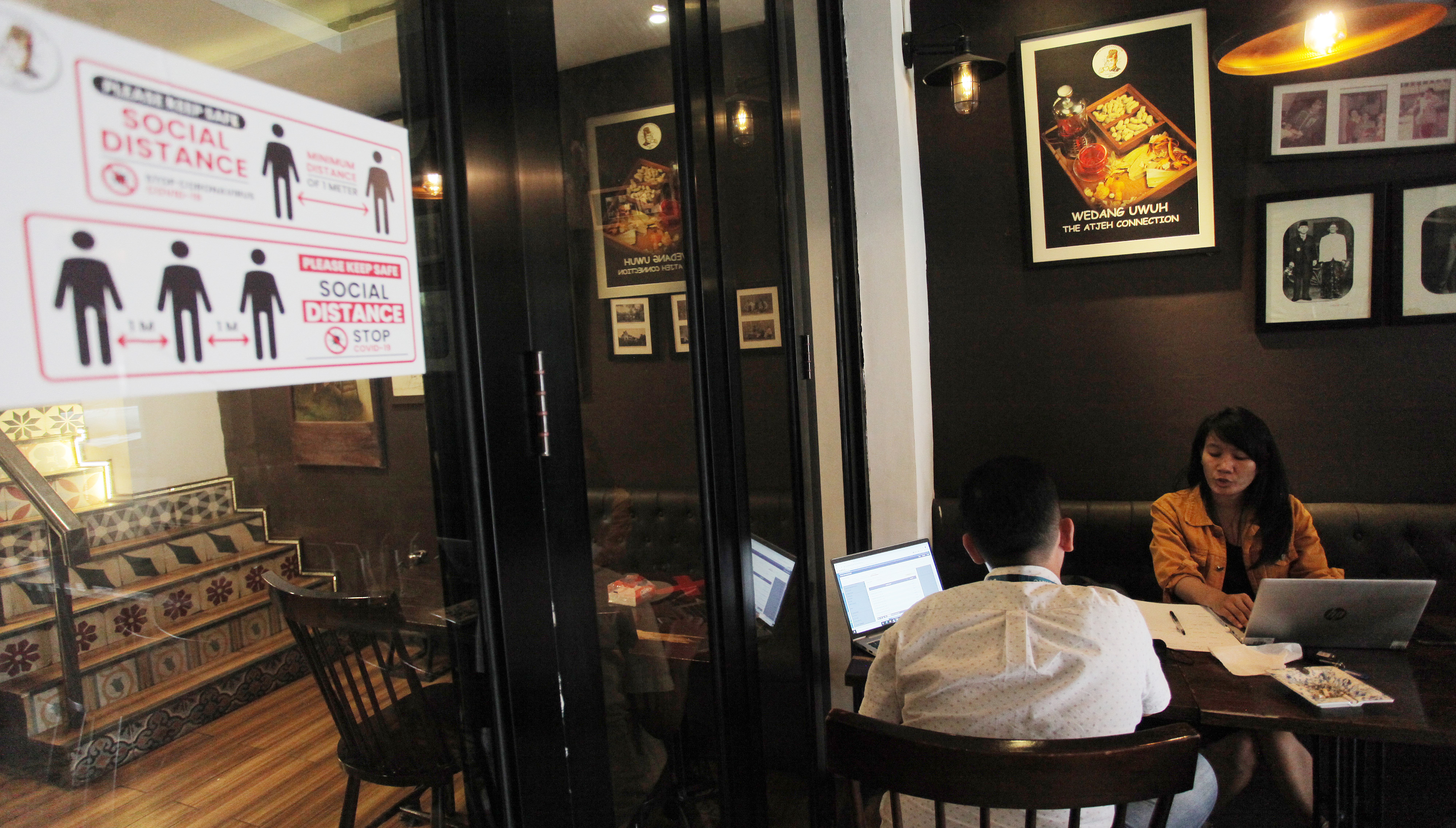 Ilustrasi penerapan protokol kesehatan di restoran