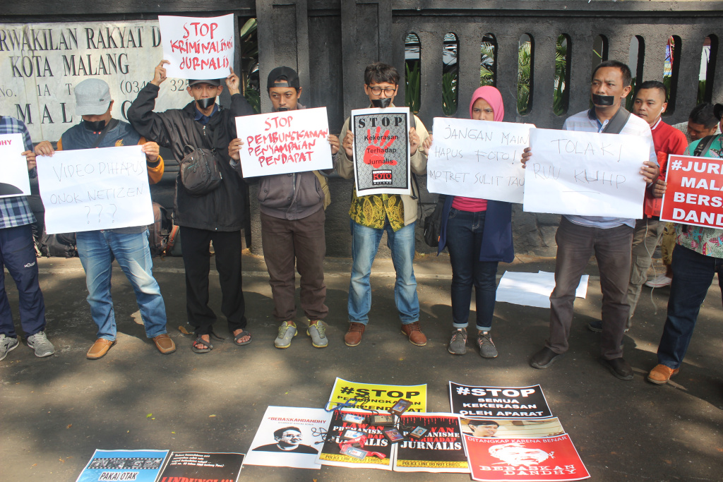 Sejumlah jurnalis di Kota Malang, Jawa Timur, menggelar unjuk rasa menolak tindakan kekerasan