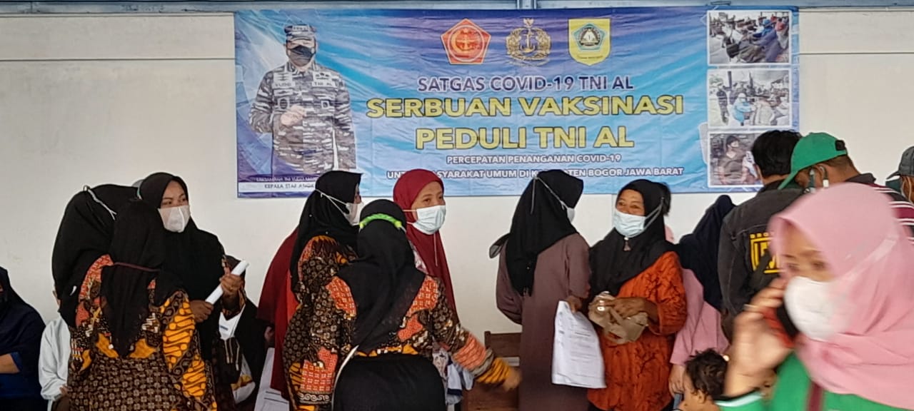Serbuan Vaksinasi Peduli TNI AL dilaksanakan di Gedung Gudang Manggis di Desa Sukamaju, Kecamatan Cibungbulang, Kabupaten Bogor, Jawa Barat.