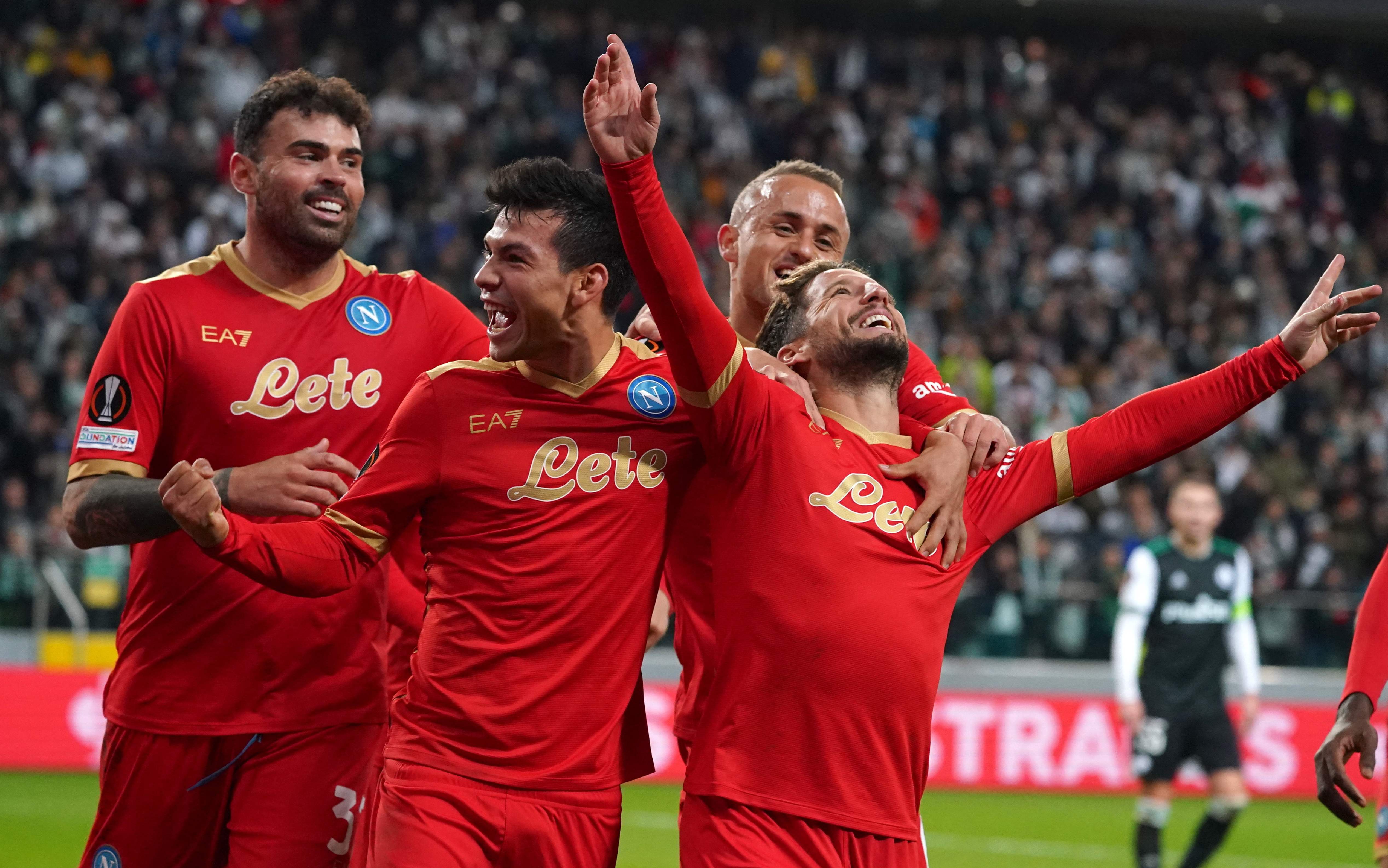 Para pemain Napoli melakukan selebrasi usai mencetak gol ke gawang Legia Warsawa di laga Liga Europa.