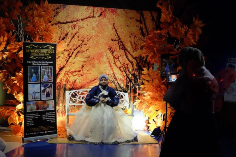 Pengunjung tengah berfoto di photo booth Festival Musim Gugur Korea di Jakarta Aquarium and Safari (JAQS).