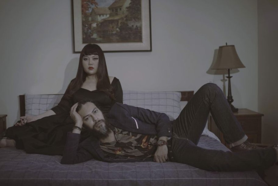 Riani Sovana bersana Alex Abbad dalam video klip Hilang Kendali