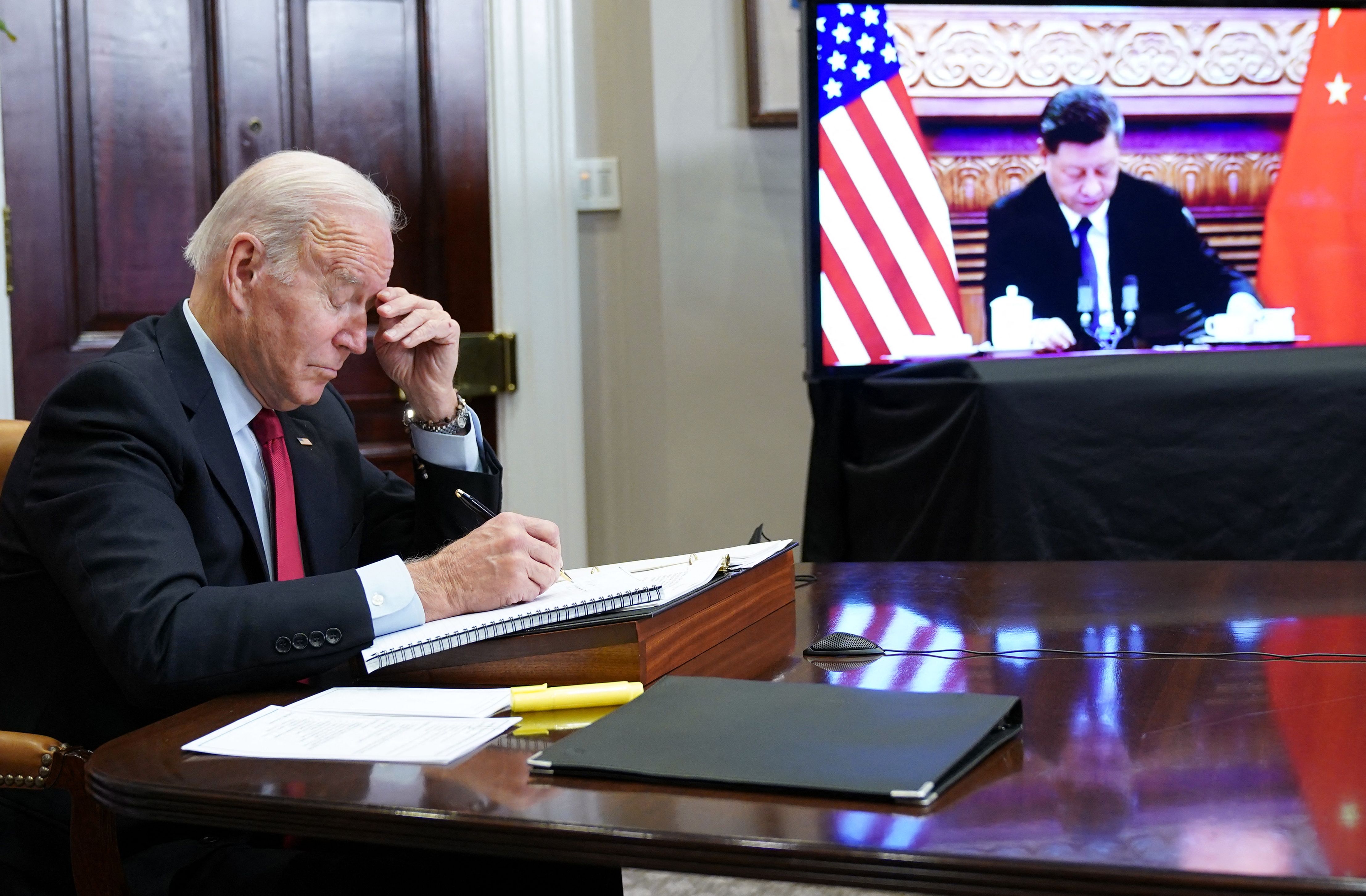 Di ruang Roosevelt, Gedung Putih, Presiden AS Joe Biden dan Presiden Tiongkok berdialog secara virtual pada Senin (15/11).