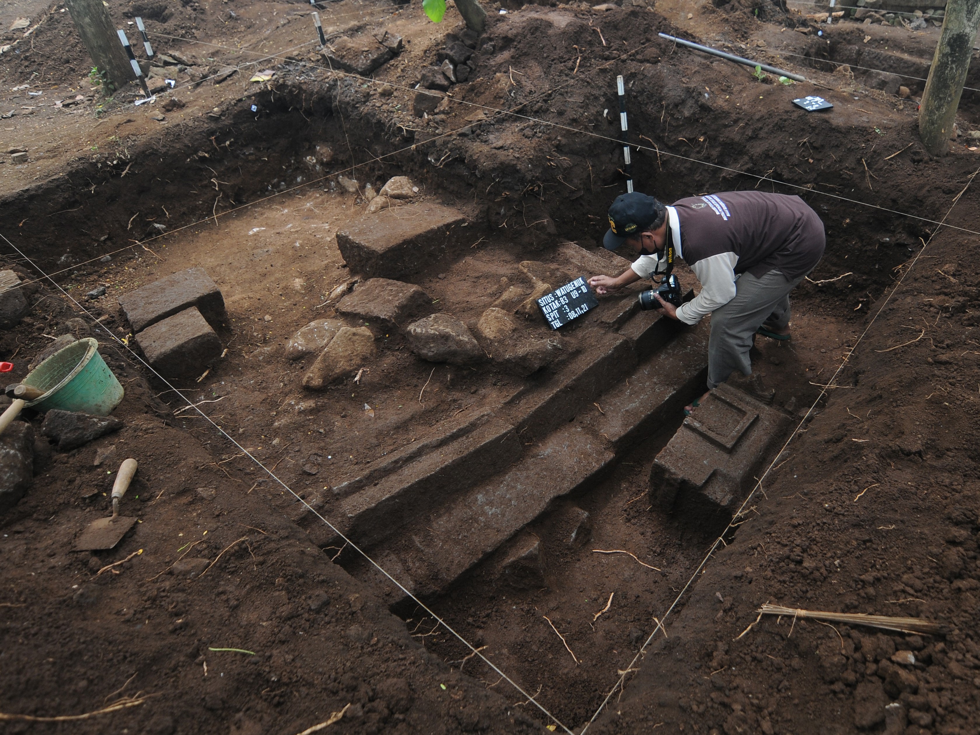 Petugas Balai Pelestarian Cagar Budaya Jawa Tengah mendata batu candi saat ekskavasi di Situs Watu Genuk, Kragilan, Mojosongo, Boyolali.