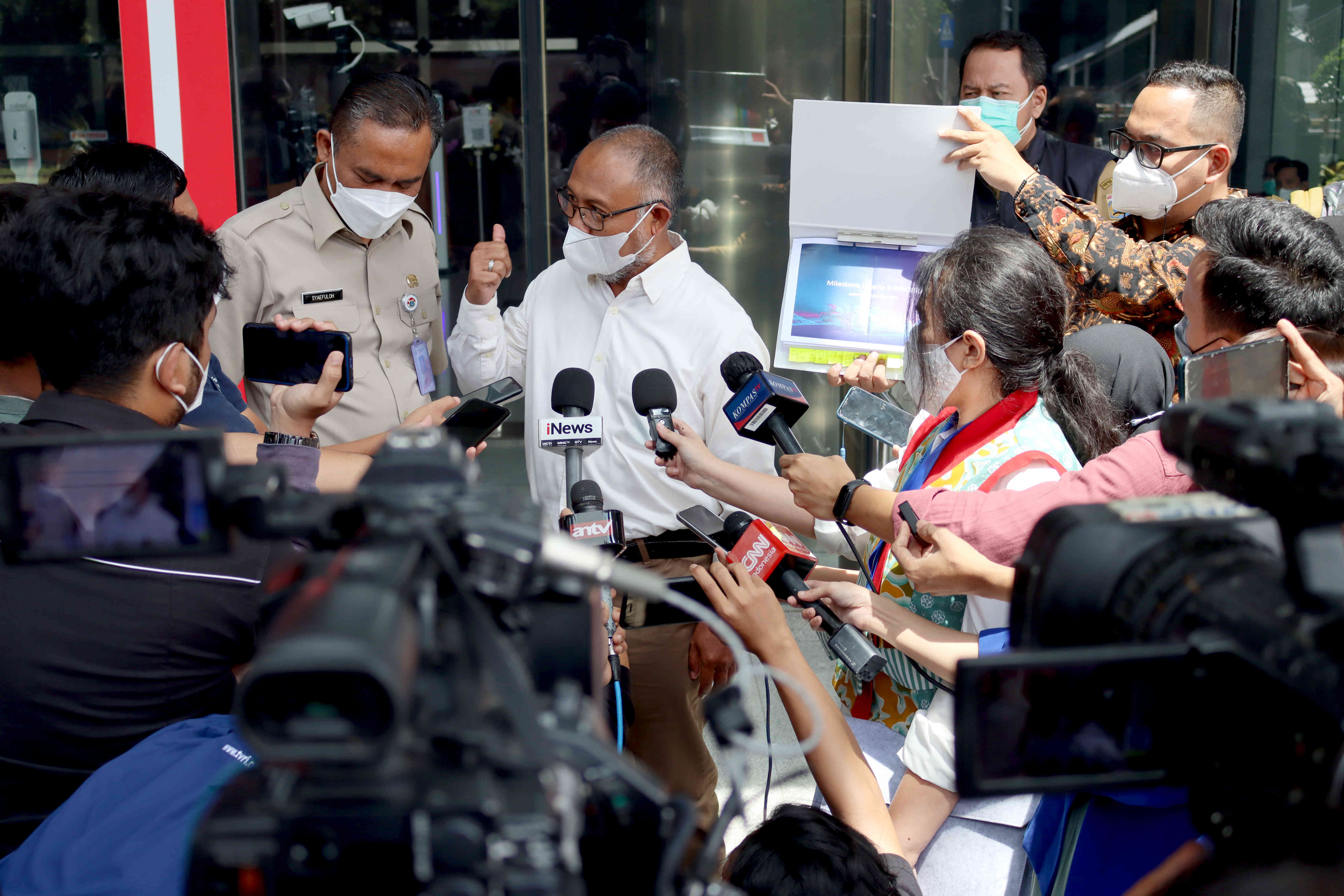 Kepala Inspektorat DKI Jakarta Syaefuloh Hidayat (kiri) menyerahkan dokumen kepada KPK terkait dengan penyelenggaraan formula-e.