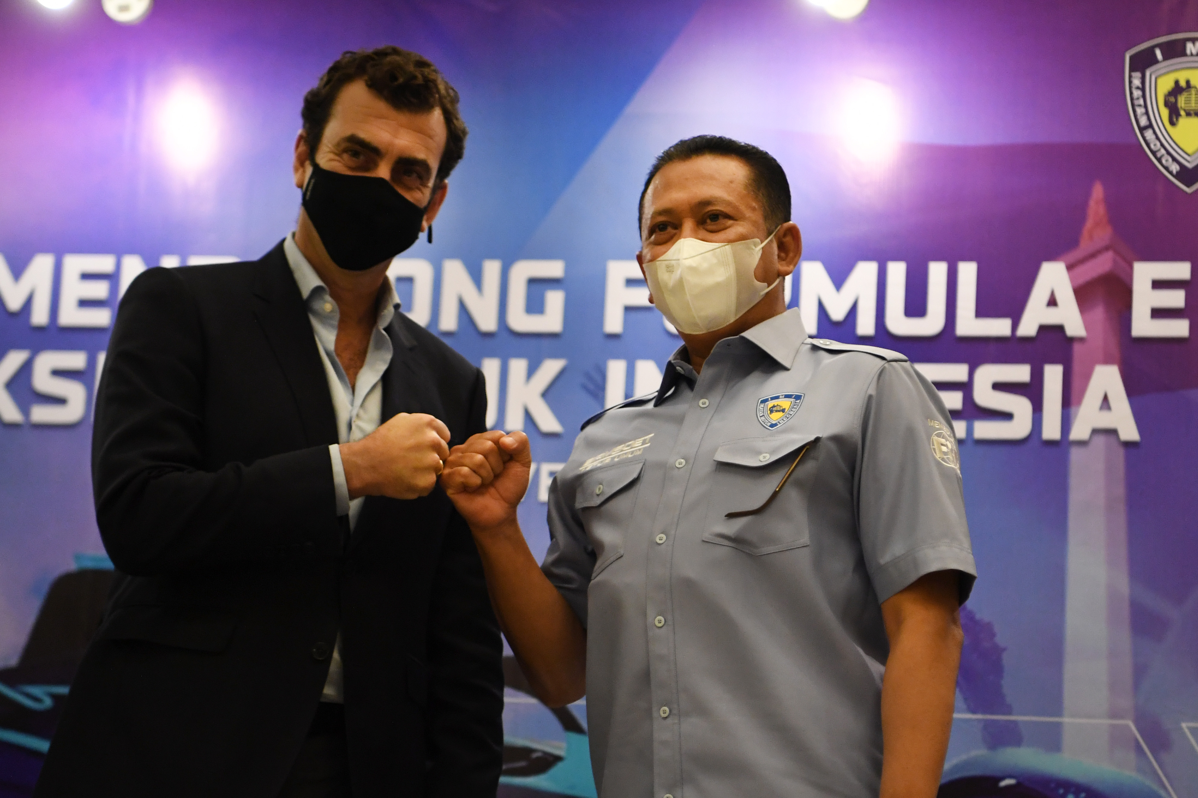 Ketua Umum IMI Bambang Soesatyo (kanan) bersama Co-Founder Formula E Alberto Longo (kiri) berfoto bersama.