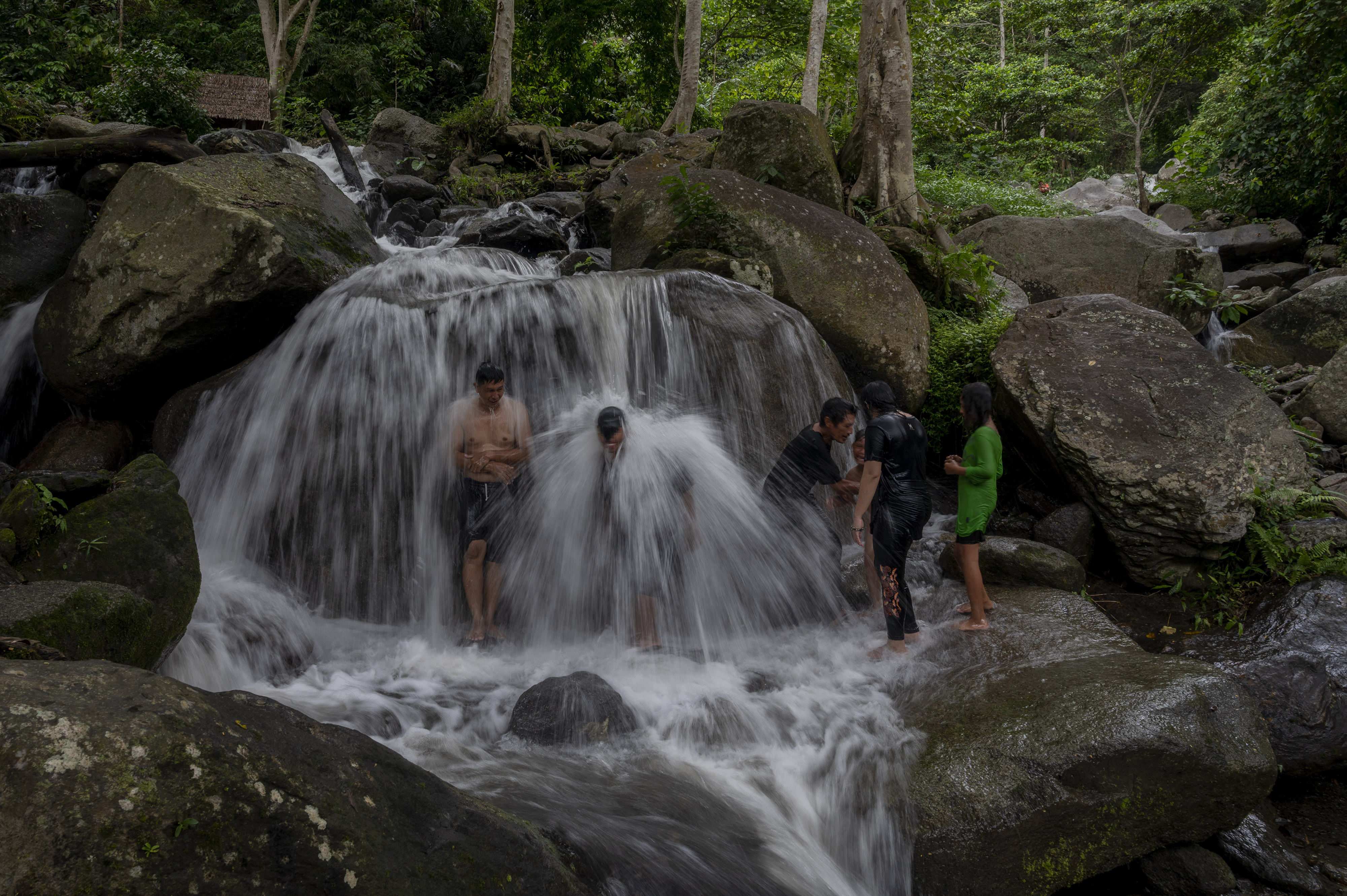 Sejumlah pengunjung mandi di kawasan wisata permandian alam Mantikole di Desa Mantikole, Sigi, Sulawesi Tengah