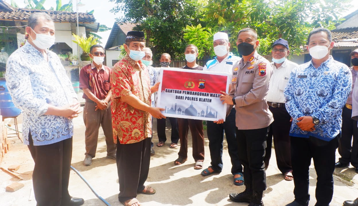 Kapolres Klaten AKB Eko Prastyo menyerahkan sumbangan semen untuk renovasi masjid