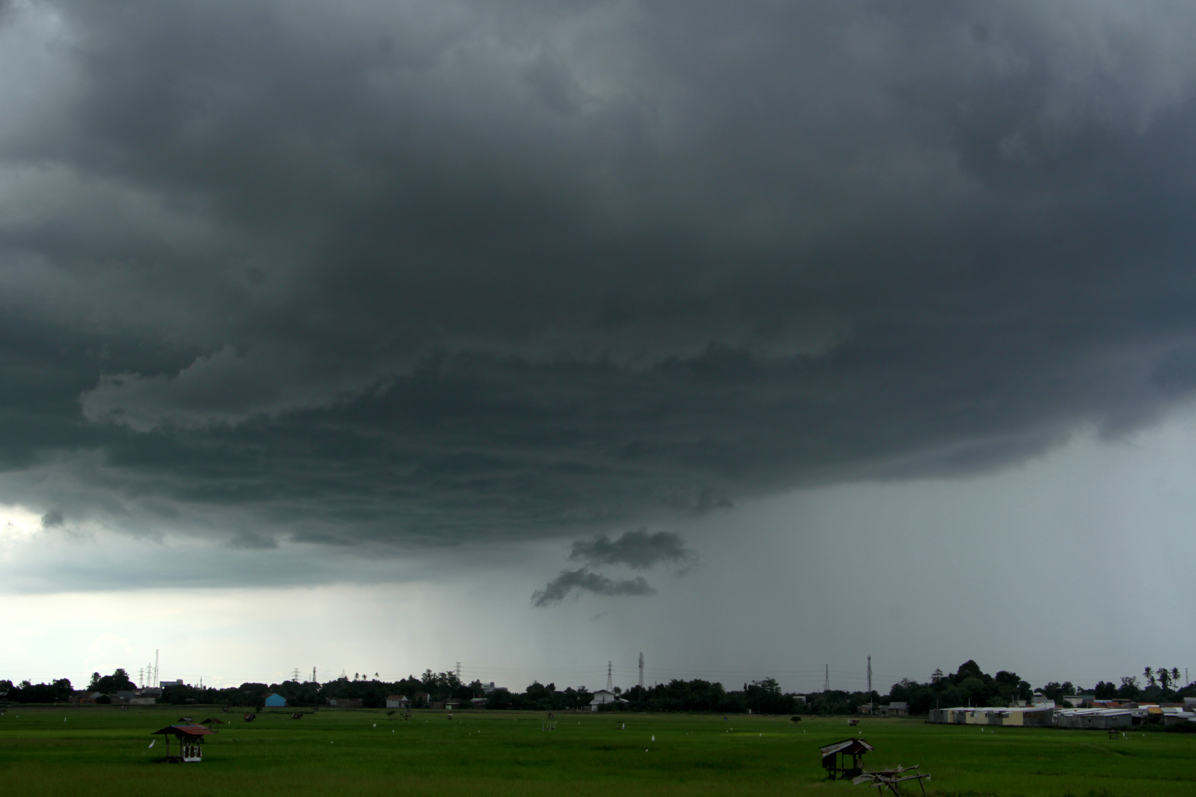  Awan hitam menggelanyut di langit Kabupaten Gowa, Sulawesi Selatan, Rabu (3/11/2021)