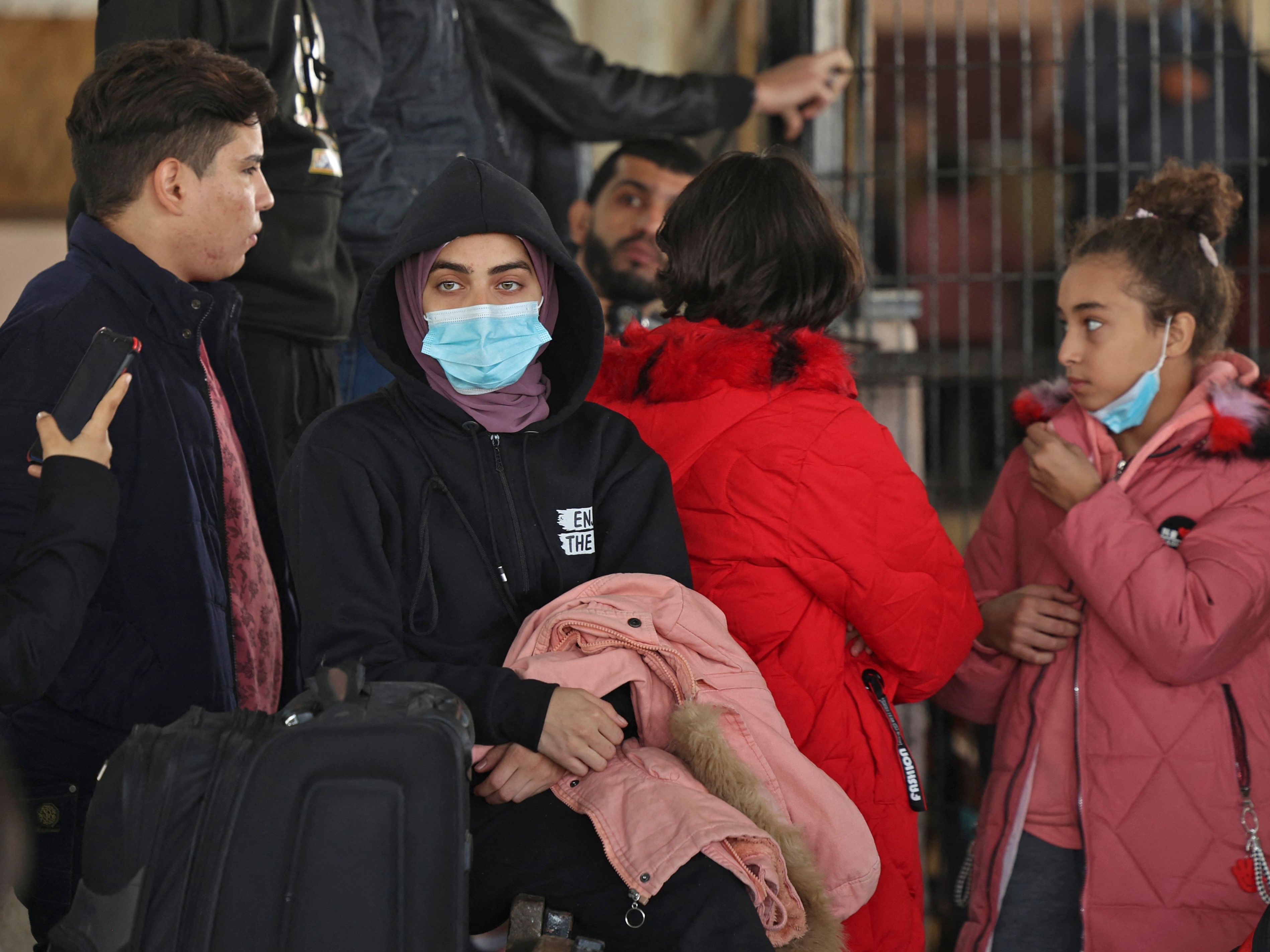 Warga Palestina menunggu giliran untuk menyeberang ke Mesir melalui perbatasan Rafah di Jalur Gaza selatan, pada 15 November 2021.