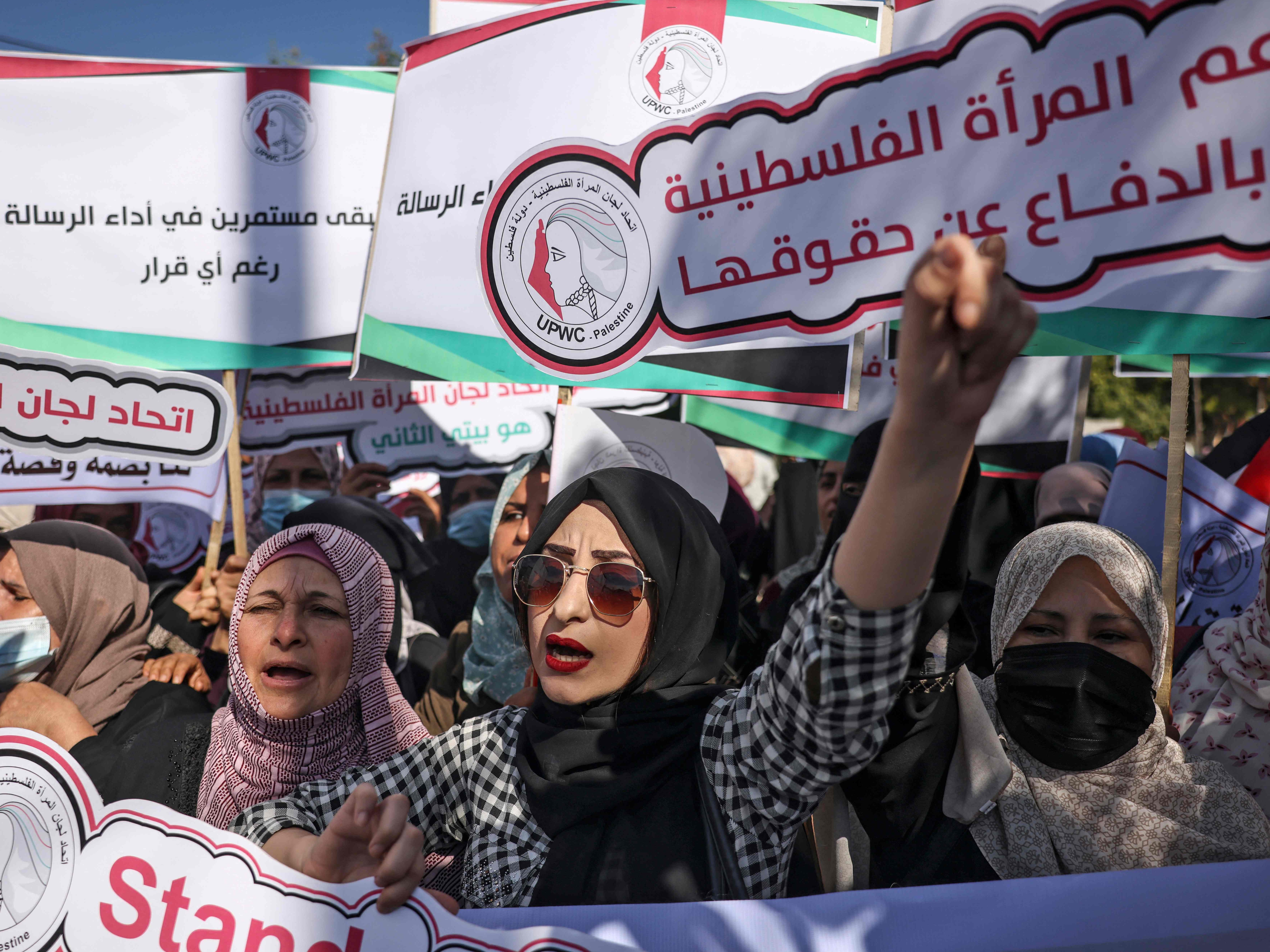 Warga Palestina protes terhadap keputusan Israel menetapkan enam kelompok hak asasi manusia Palestina sebagai organisasi teror.