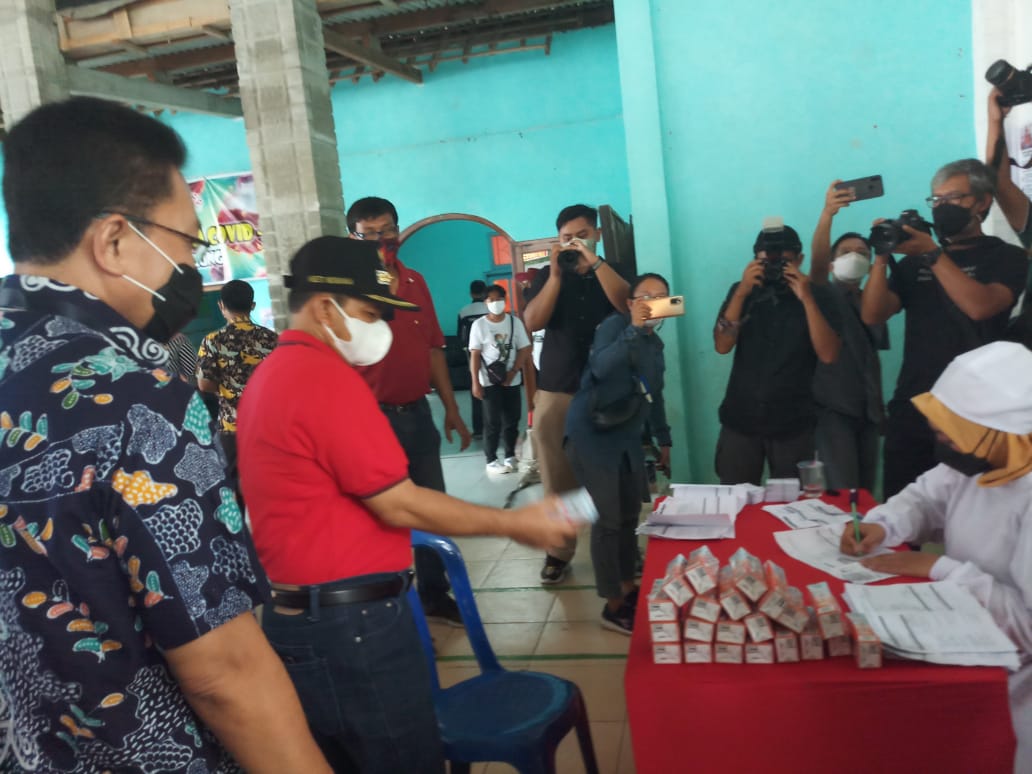 Bupati Semarang Ngesti Nugraha mengunjungi sentra vaksinasi yang digelar Djarum Foundation