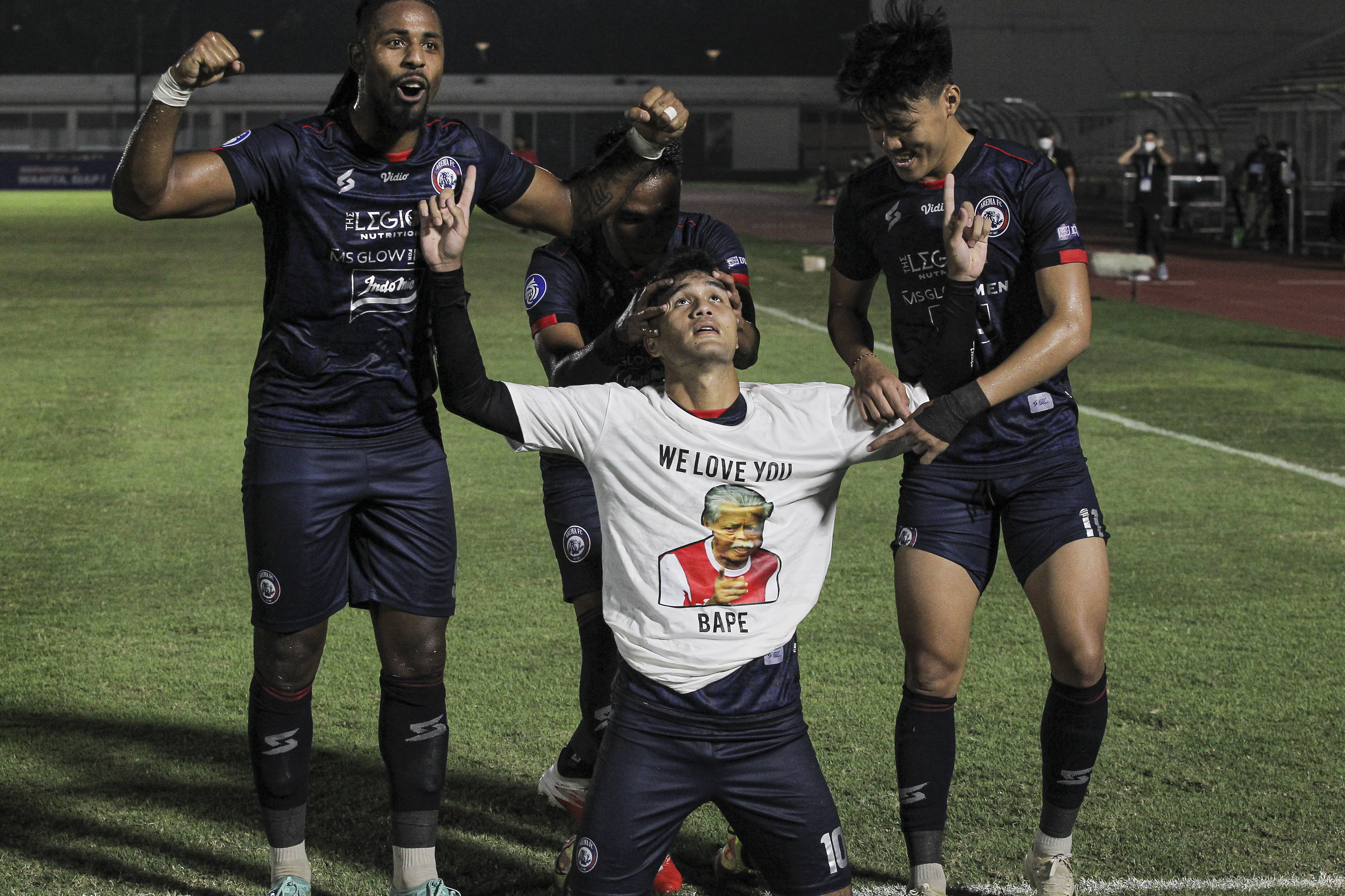 Pesepak bola Arema FC Muhammad Rafli (tengah) selebrasi usai mencetak gol ke gawang lawan, beberapa waktu lalu.