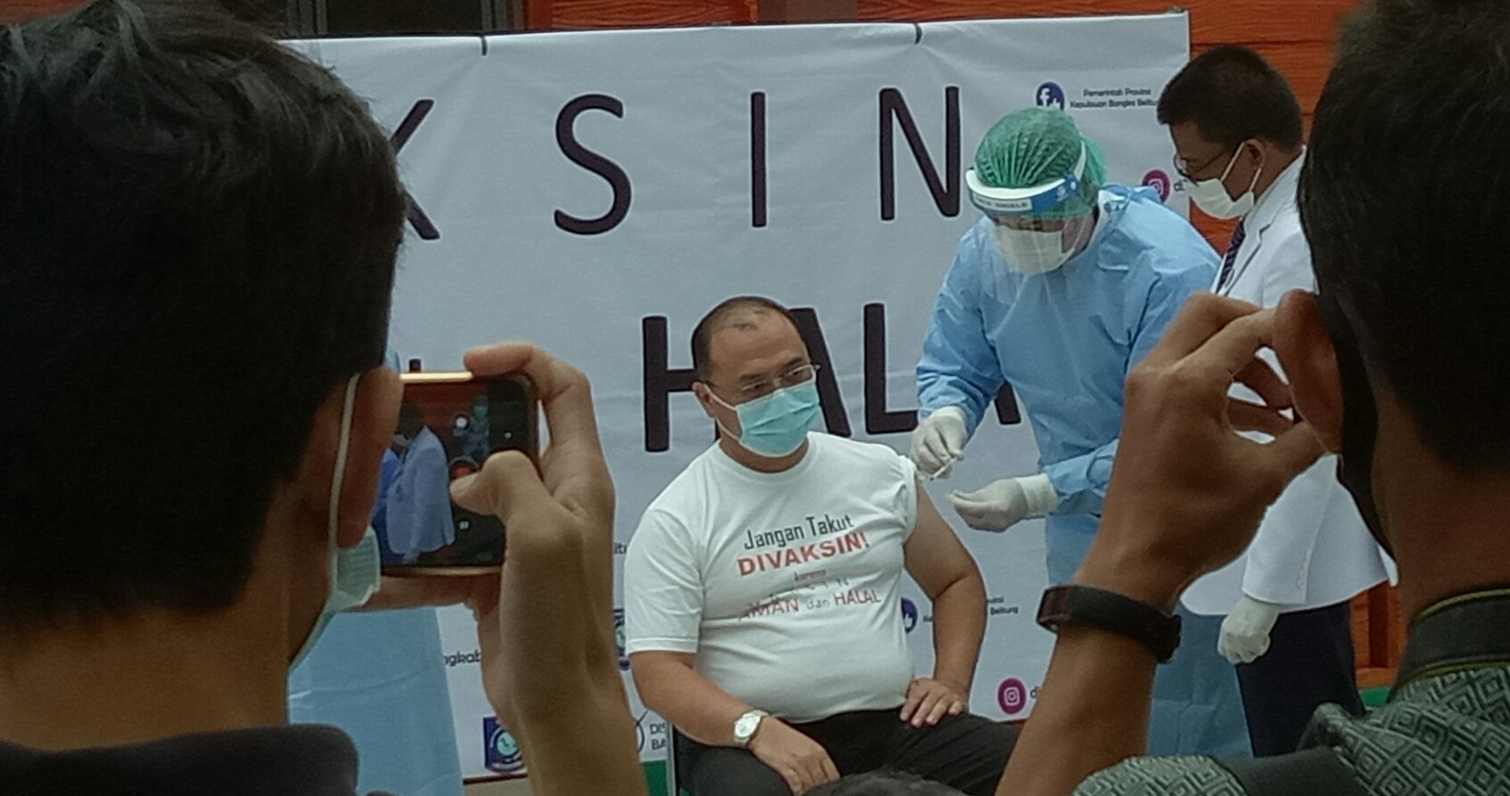 Gubernur Babel Erzaldi Rosman disuntik vaksin covid-19, Januari lalu.