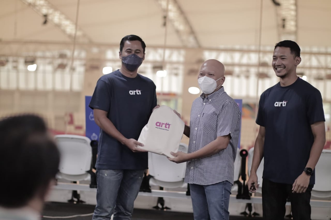 Muhammad Arif menyerahkan CSR kepada Jakpro 