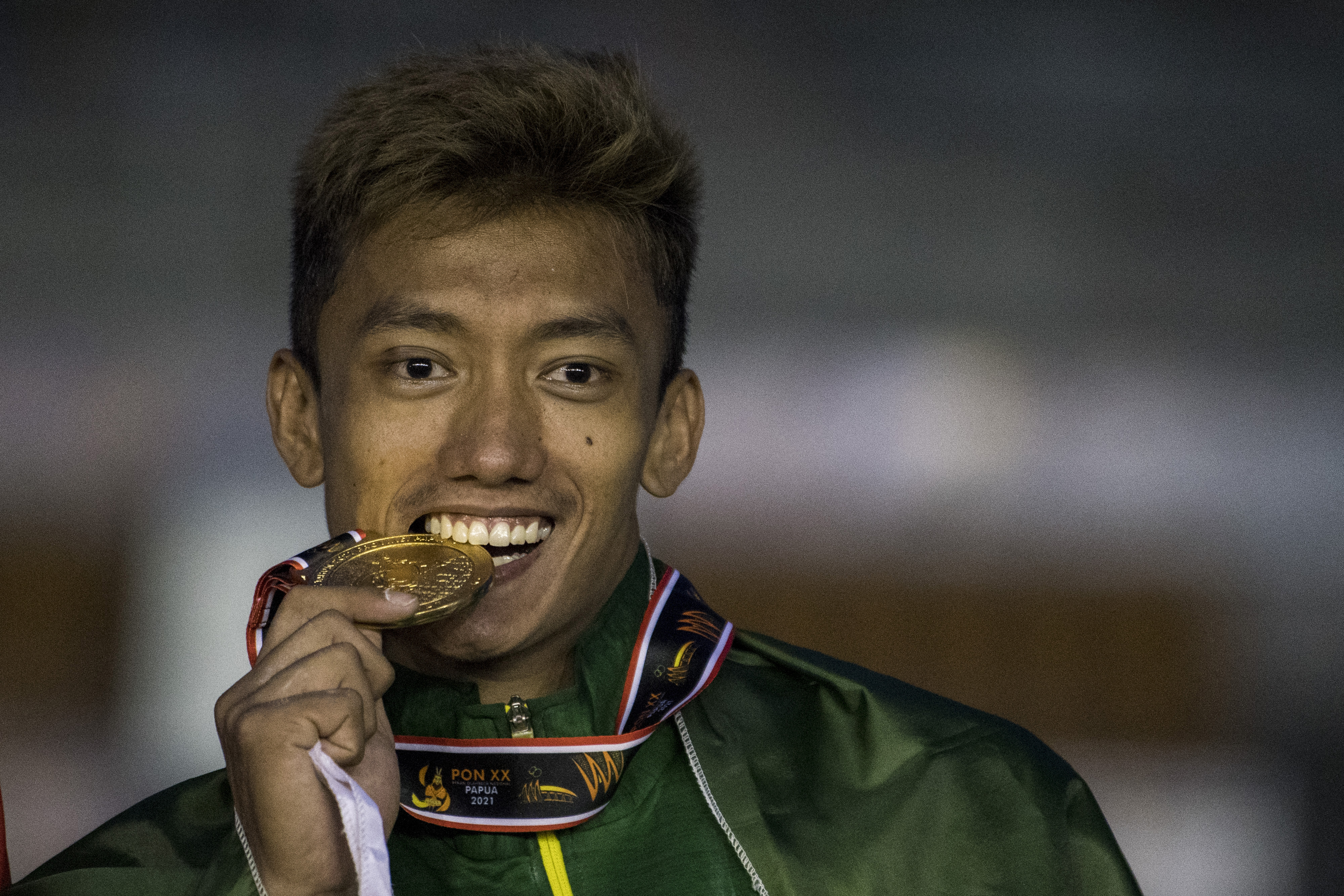Pelompat galah Jawa Timur Teuku Tegar Abadi berpose usai pengalungan medali emas Lompat Galah Putra PON XX Papua.