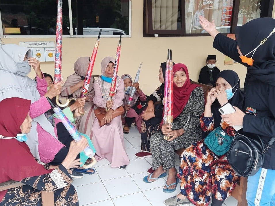 Polres Tasikmalaya Kota gencar melakukan vaksinasi covid-19 yang berhadiah payung dan lainnya. 