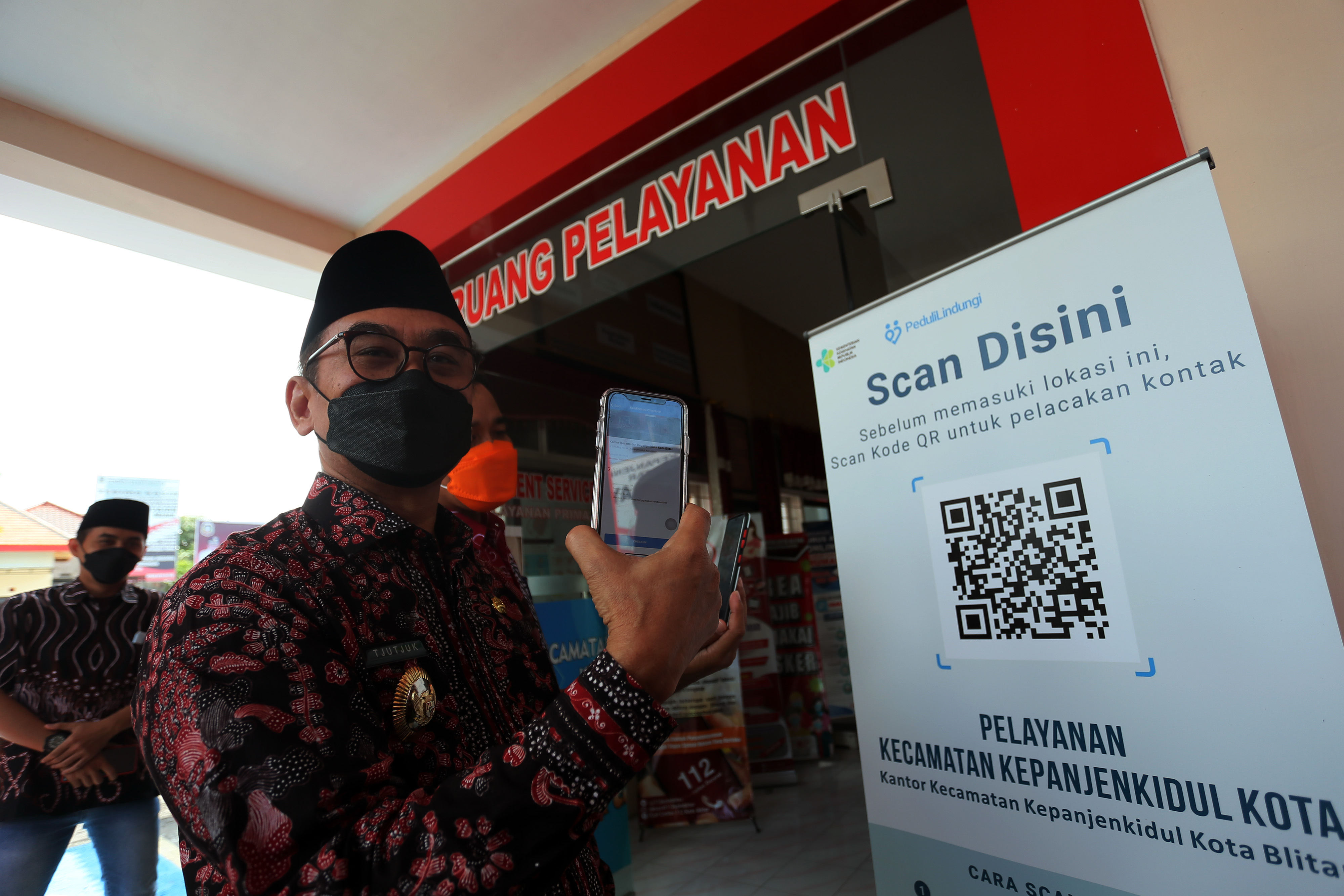 Wakil Walikota Blitar Tjutjuk Sunario menunjukkan kode respons cepat peduliLindungi di lokasi pelayanan publik Pemda Blitar