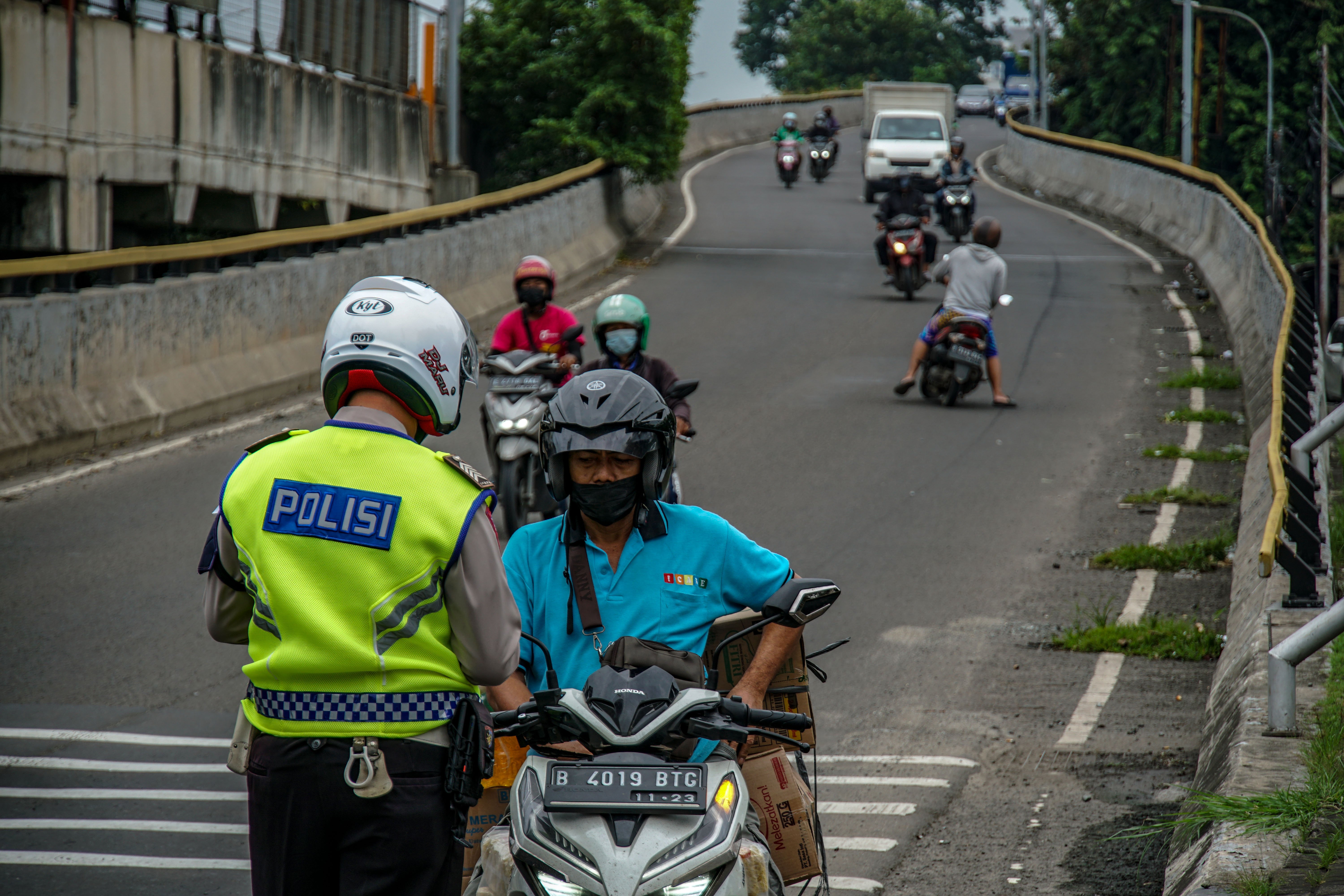 Pengendara nekat melawan arus untuk menghindari petugas saat Operasi Zebra Jaya di kawasan Rawa Buaya, Jakarta Barat, Senin (15/11).