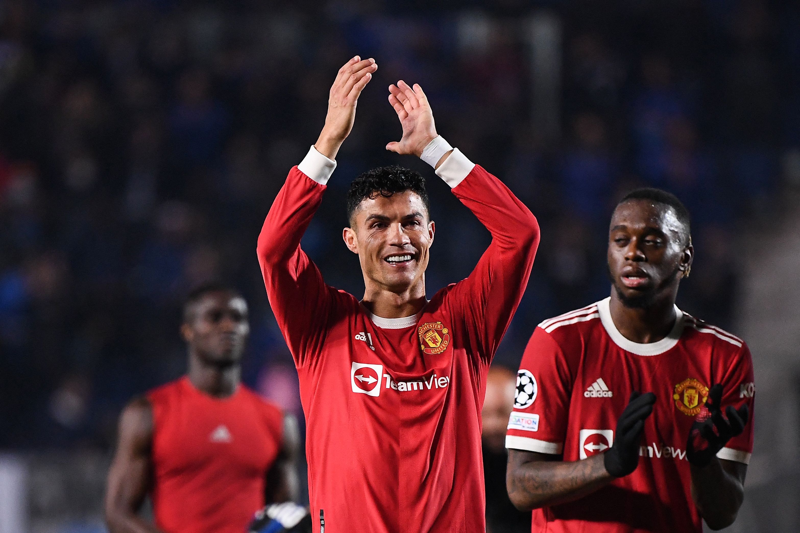 Penyerang Manchester United Cristiano Ronaldo (tengah) melakukan selebrasi di akhir laga Liga Champions melawan Atalanta.