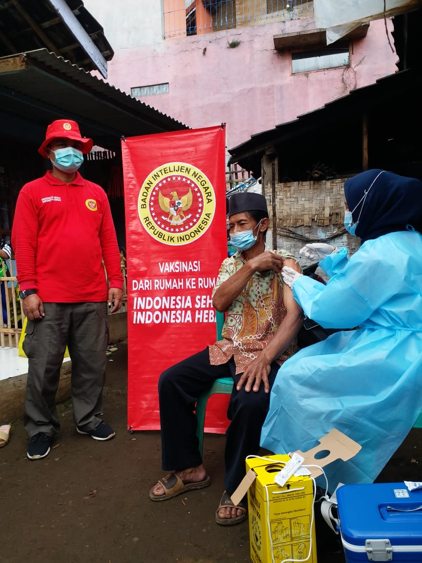Seorang warga mengikuti vaksinasi massal dari rumah ke rumah yang digelar BIN Jawa Barat