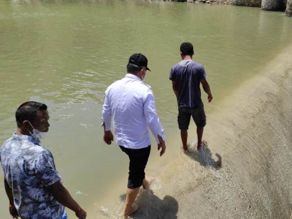 Bupati Sikka Fransiskus Roberto Diogo membuka pintu air di bendungan Punaka.