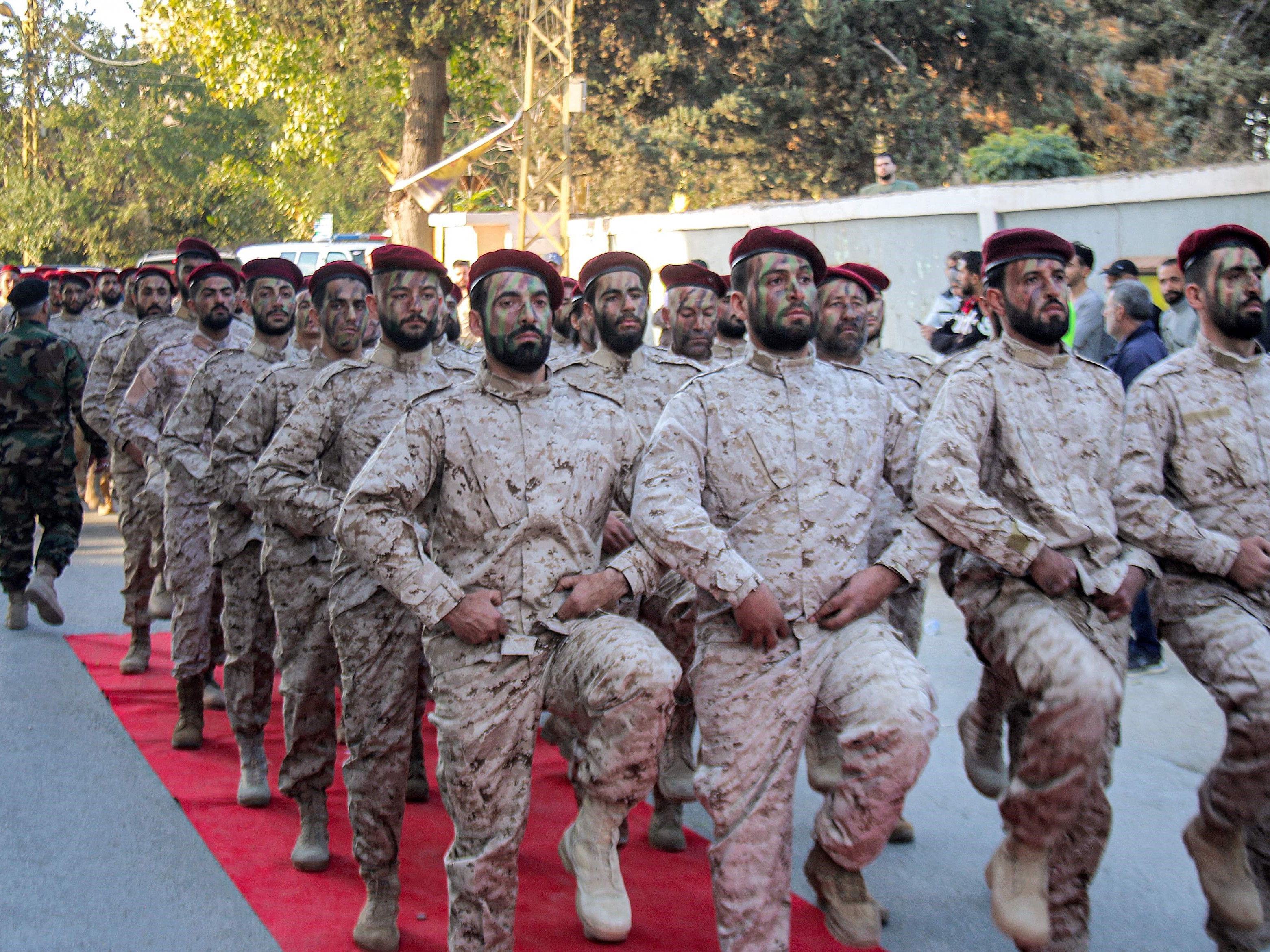 Pejuang gerakan Syiah Libanon Hizbullah berbaris selama parade militer memperingati parade Hari Martir mereka.