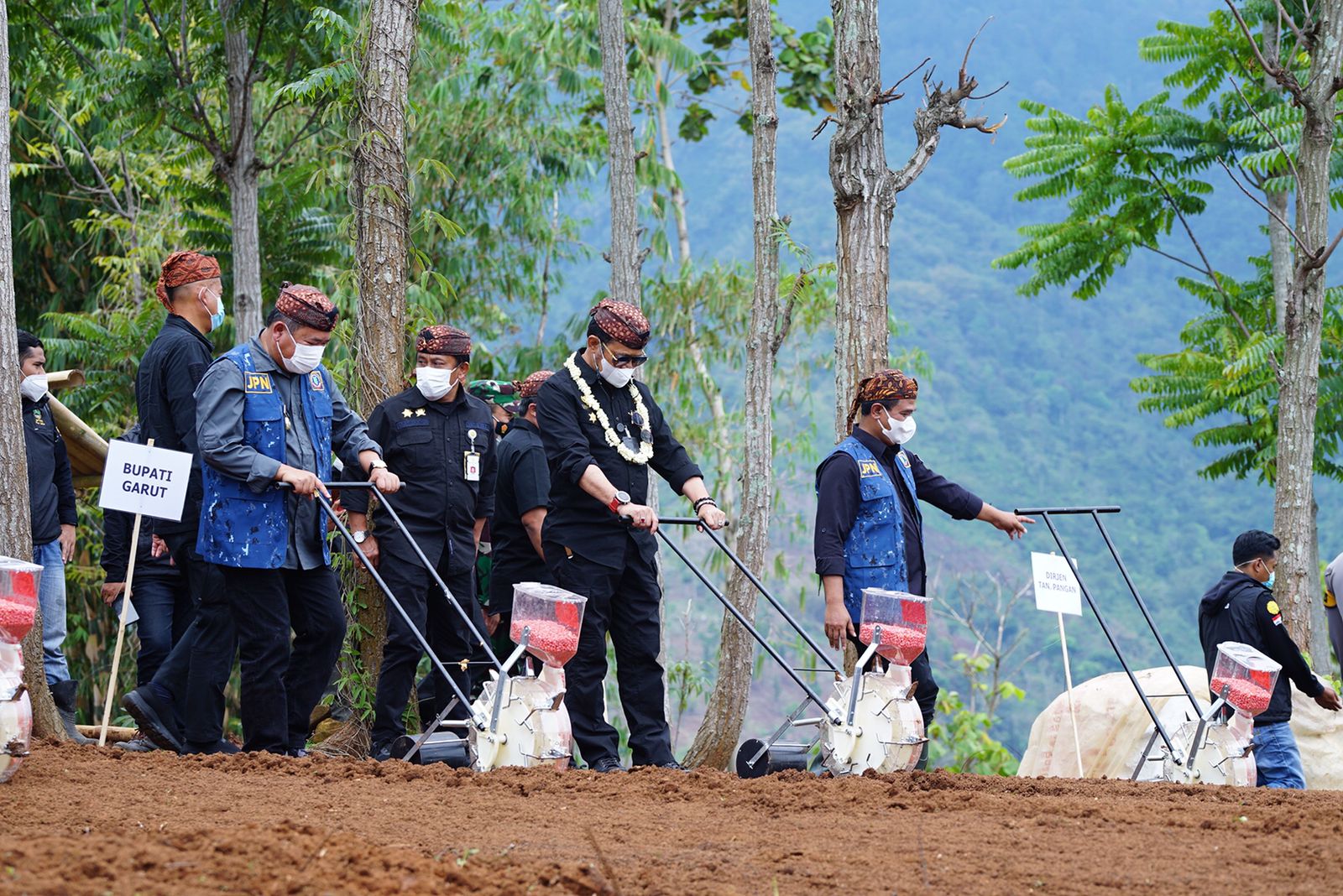 Mentan Syahrul Yasin Limpo didampingi Bupati Garut Rudi Gunawan melakukan gerakan olah tanam jagung di Desa Pangeureunan, Limbangan, Garut. 