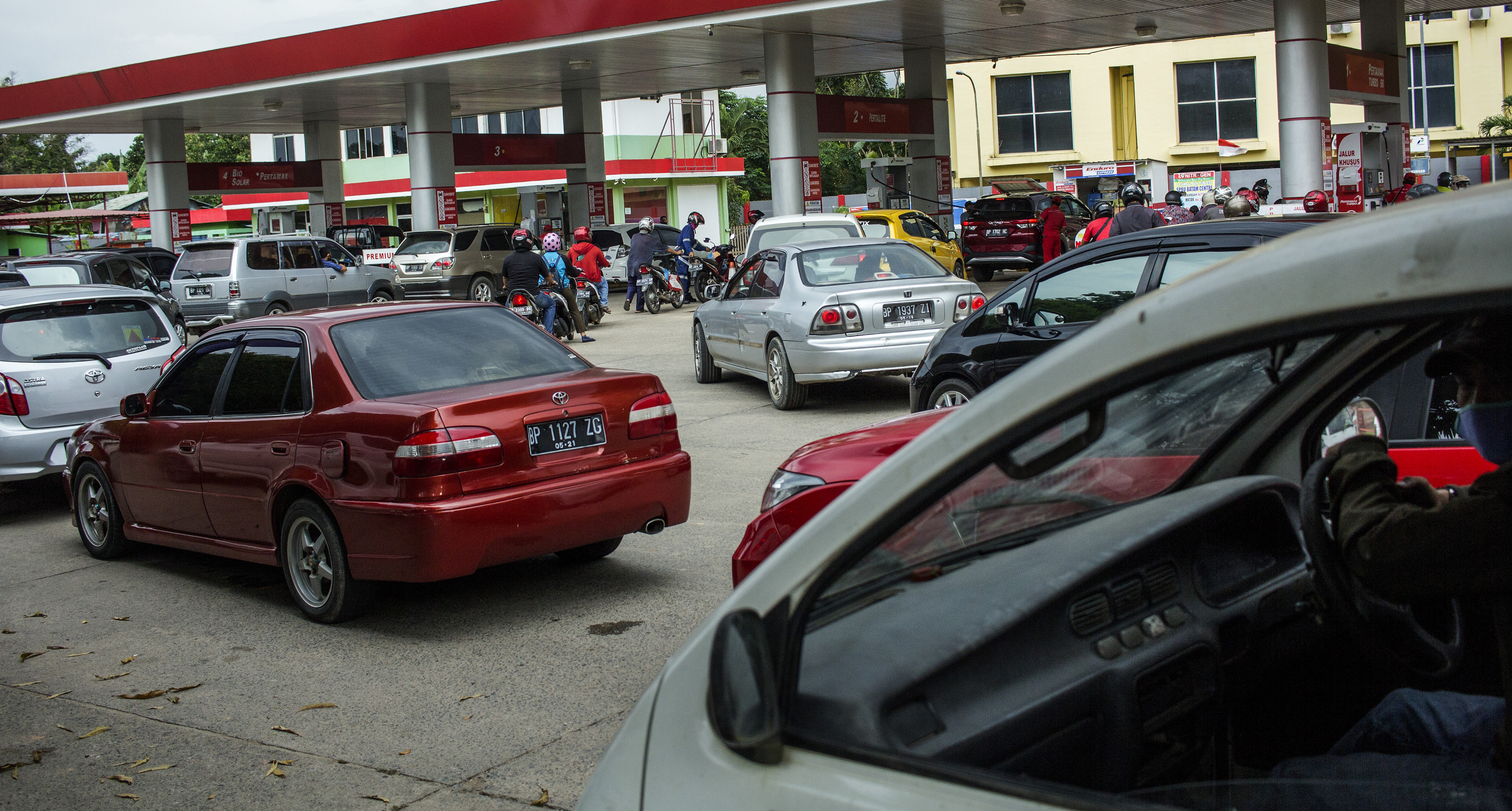 Puluhan kendaraan antre mengisi BBM di SPBU di Kota Batam, Kepulauan Riau.