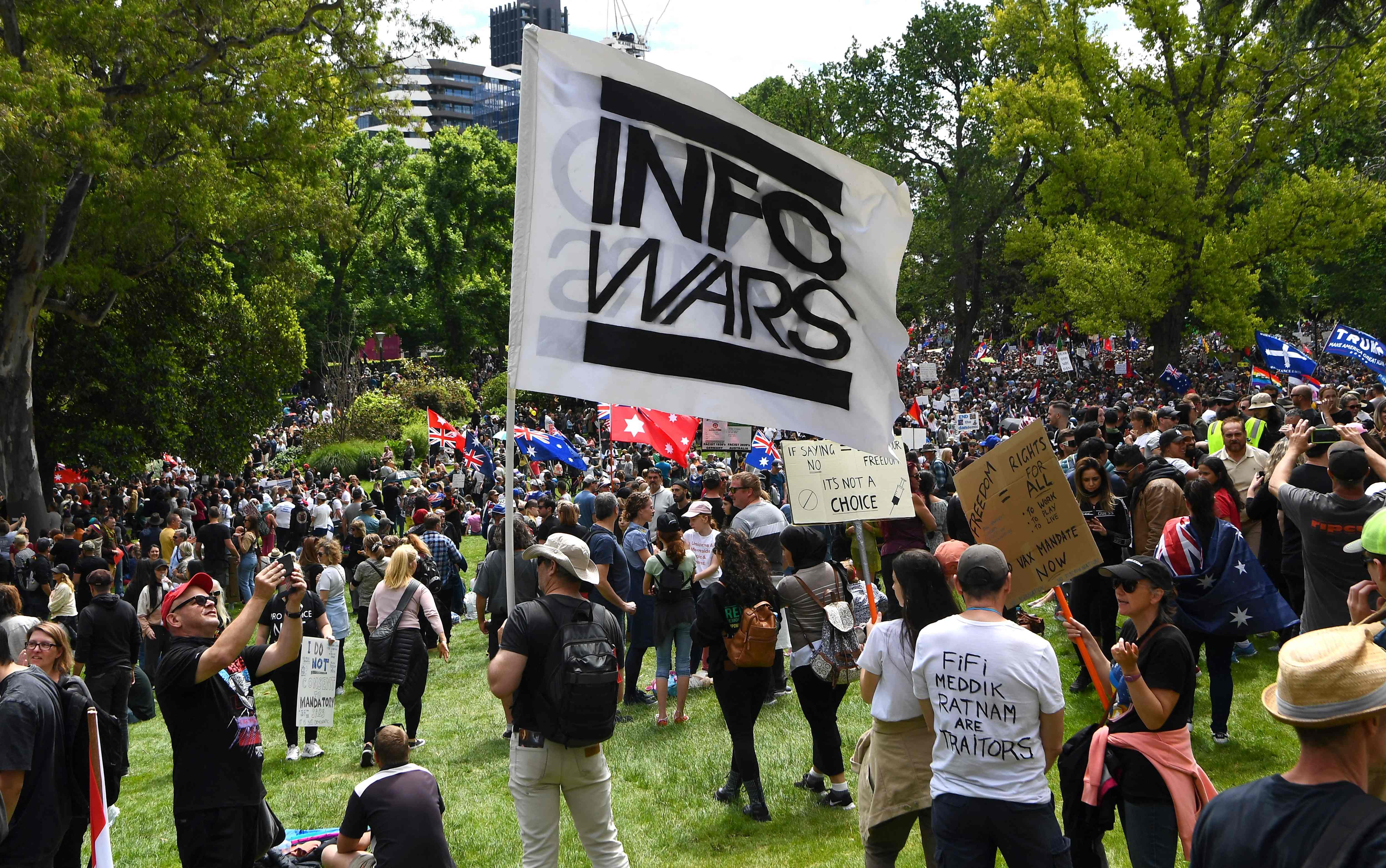 Ribuan orang berunjuk rasa menolak 'lockdown' dan kewajiban vaksinasi Covid-19 di Melbourne, Australia, Sabtu (20/11). 