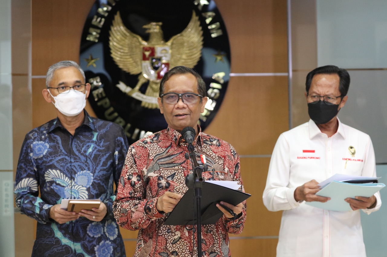 Menko Polhukam Mahfud MD didampingi Ketua Satgas Penanganan Hak Tagih Negara Dana BLBI