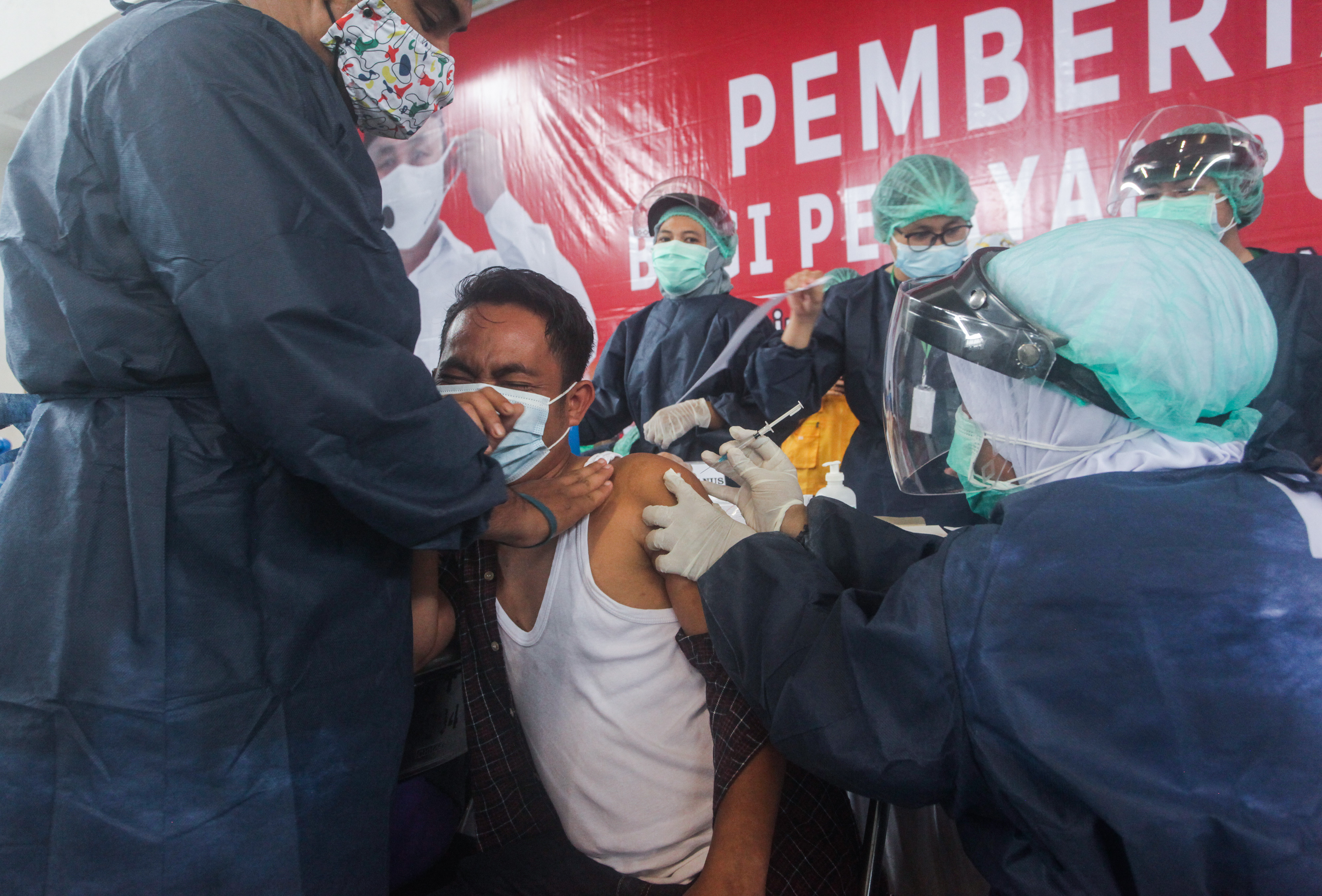 Ilustrasi: Vaksinasi Covid-19 massal di Kota Makassar oleh RKS sebanyak 1.500 dosis untuk mengejar herd immunity, Selasa (23/11)