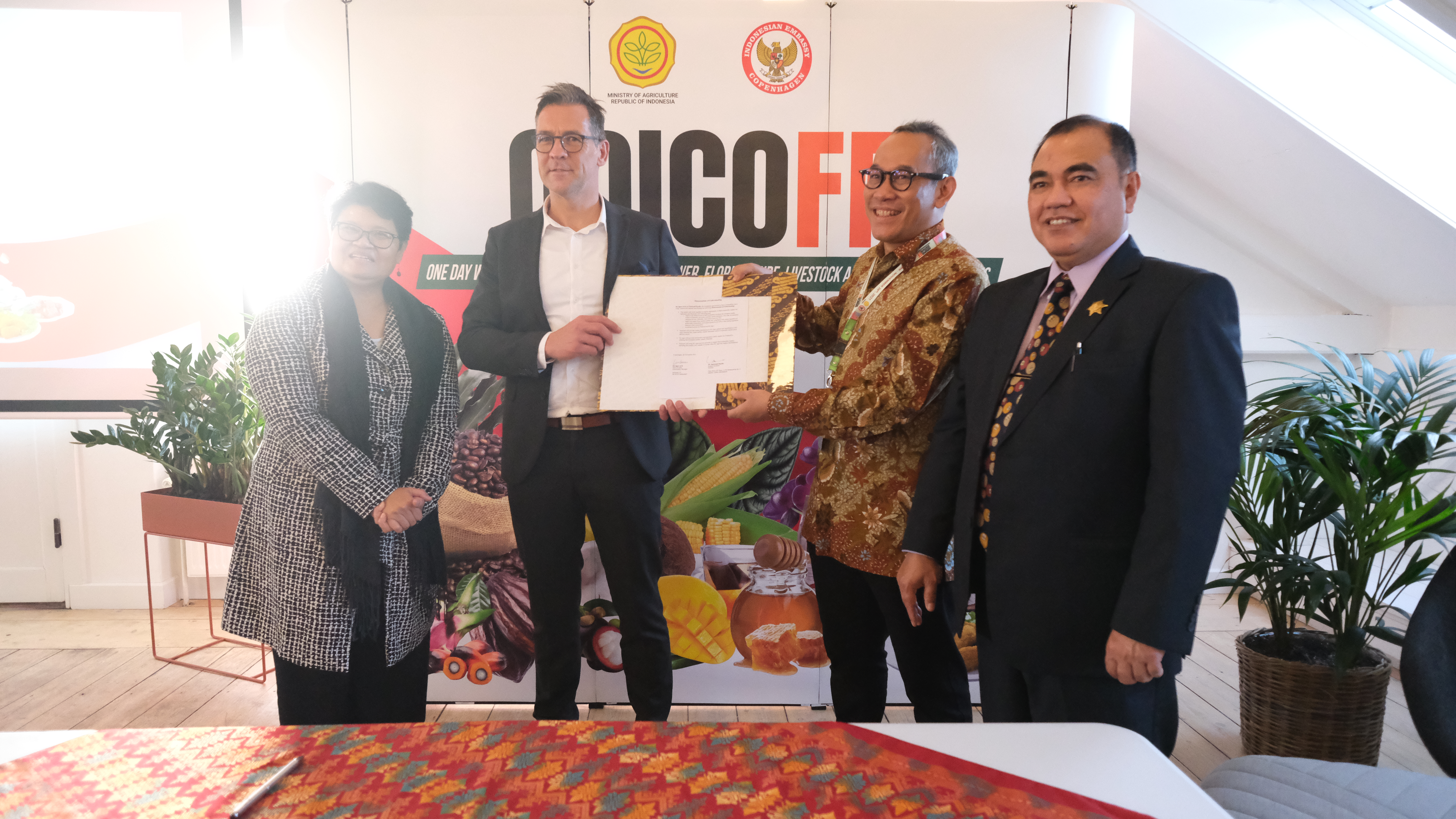 Kontrak ekspor obat hewan yang telah ditandatangani oleh PT. Nutricell Pasific (Nutrivet) dengan Perusahaan R2 Agro A/S Denmark.