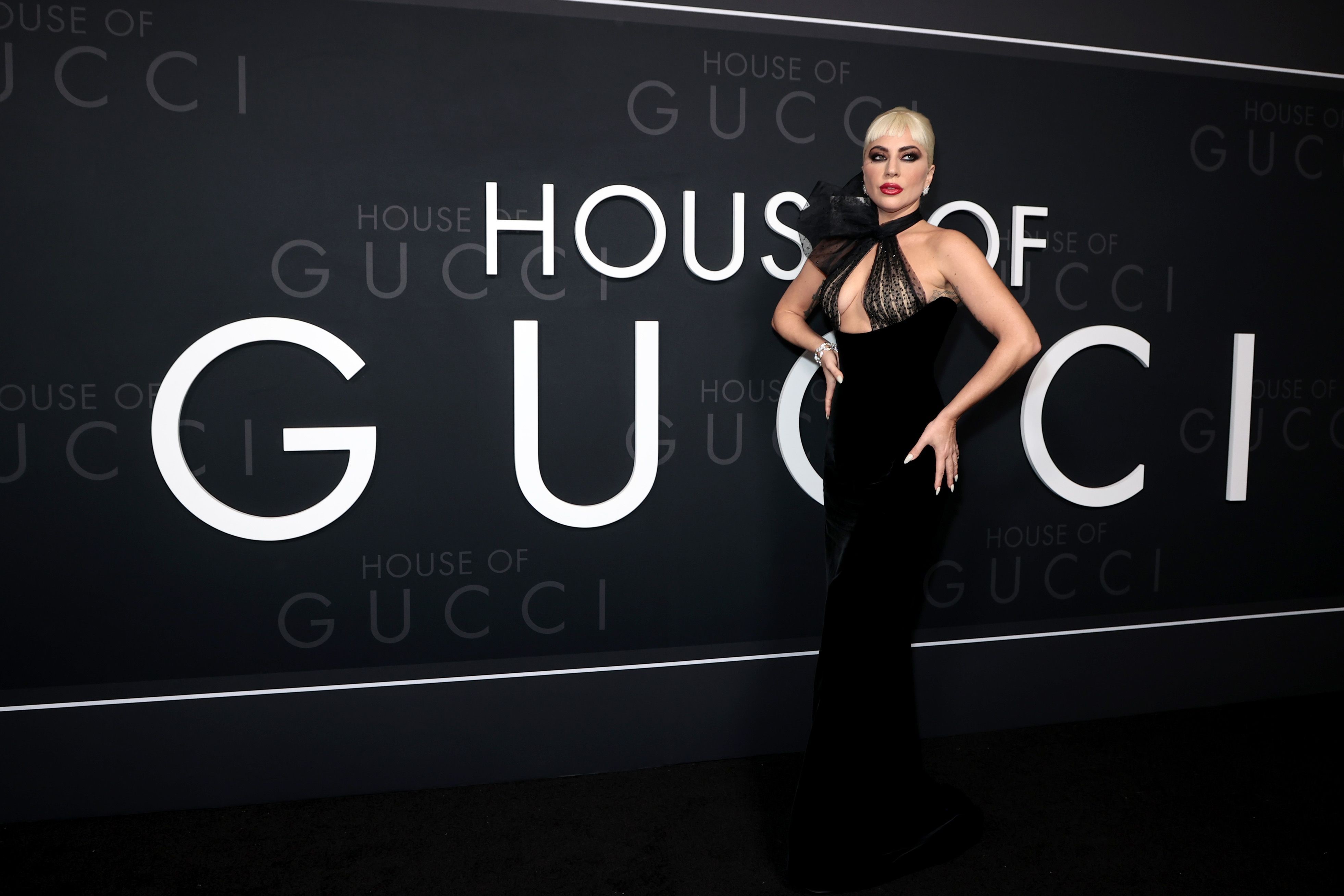 Aktris Lady Gaga saat menghadiri pemutaran perdana film House of Gucci