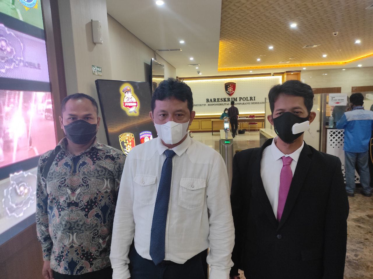 Ketua Presidium UN World Citizens’ Initiative (UNWCI) Indonesia Campaign, Yudi Syamhudi Suyuti (tengah), Harsta Mashirul dan Agus Fitriyanto