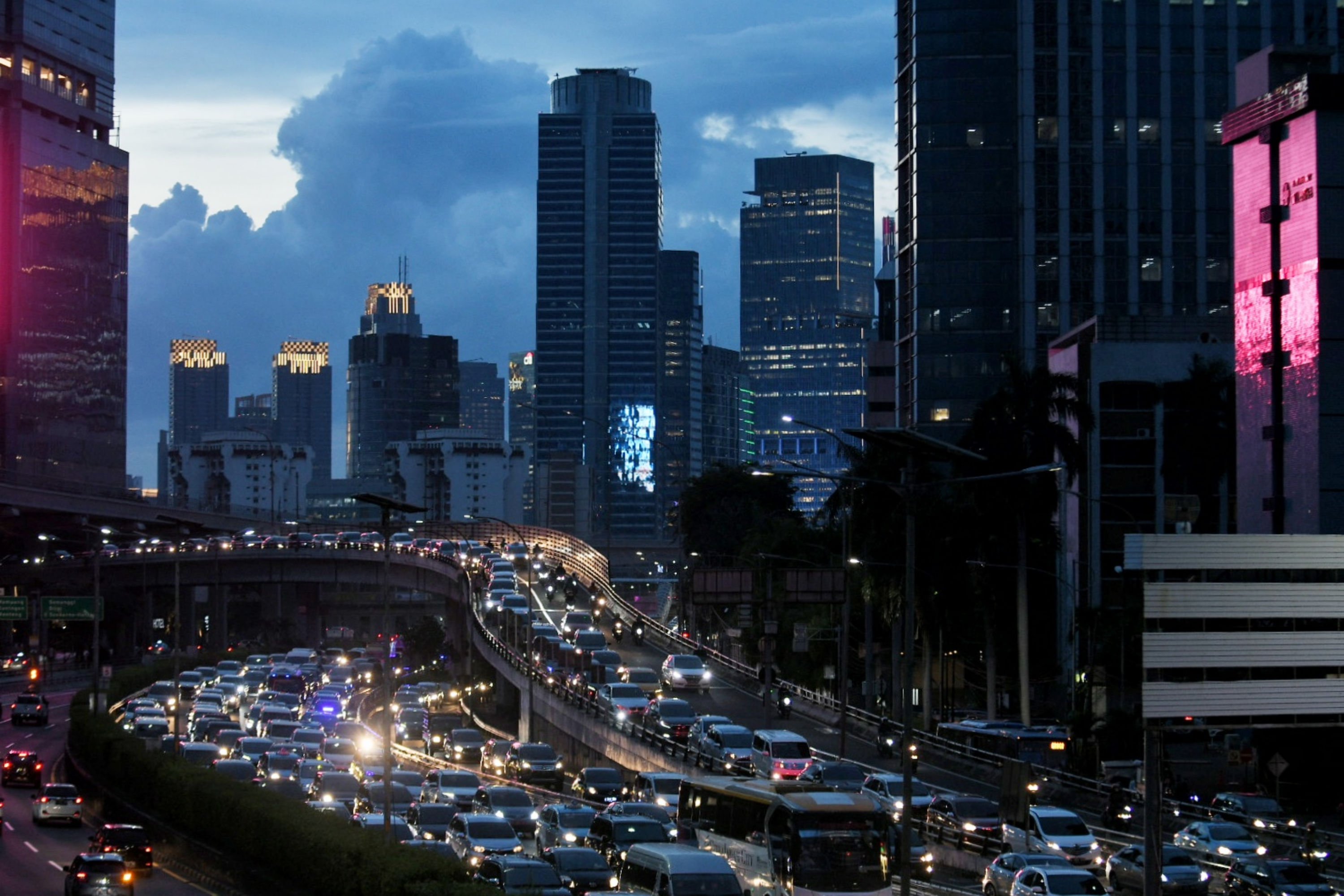 Sejumlah kendaraan bermotor melintas di Jalan Gatot Subroto saat pemberlakuan PPKM level 1 di Jakarta