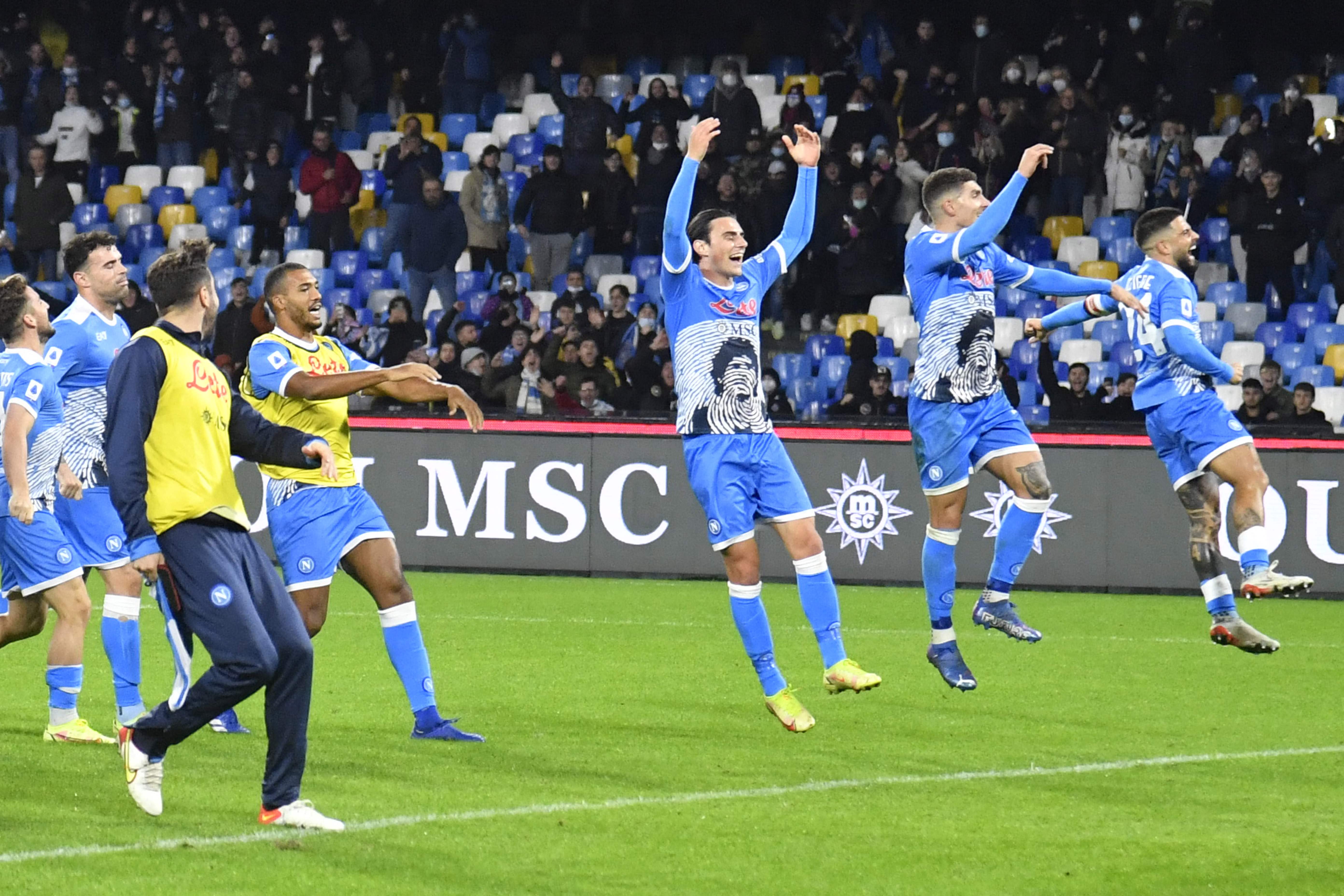 Pemain Napoli meluapkan kegembiraan setelah mengalahkan Lazio dengan skor 4-0, Senin dini hari (29/11) WIB