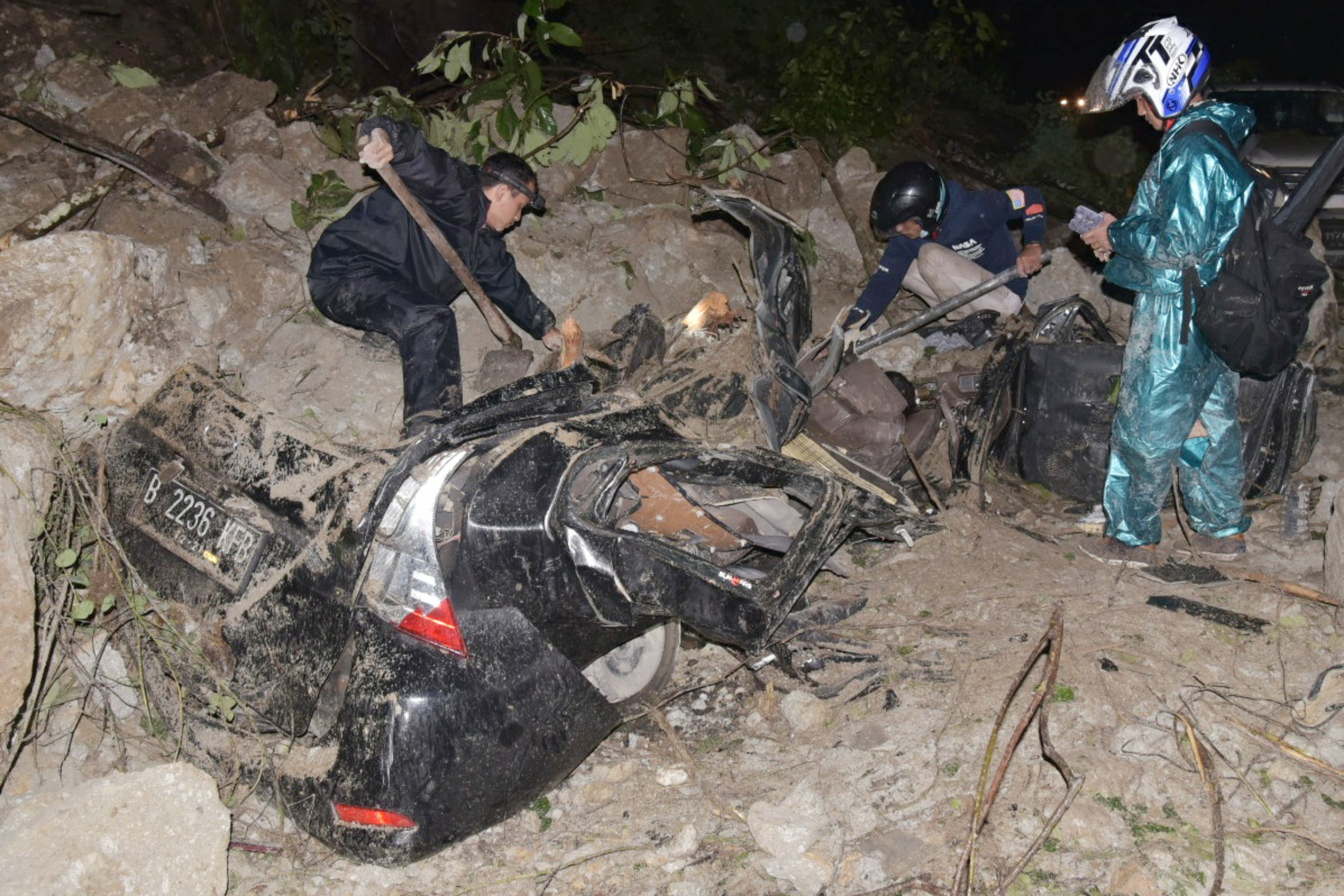 Warga mengevakuasi korban longsor yang selamat di kawasan tikungan PDAM Tirtanadi, Sibolangit, Deli Serdang, Sumut, Sabtu (23/10/2021)