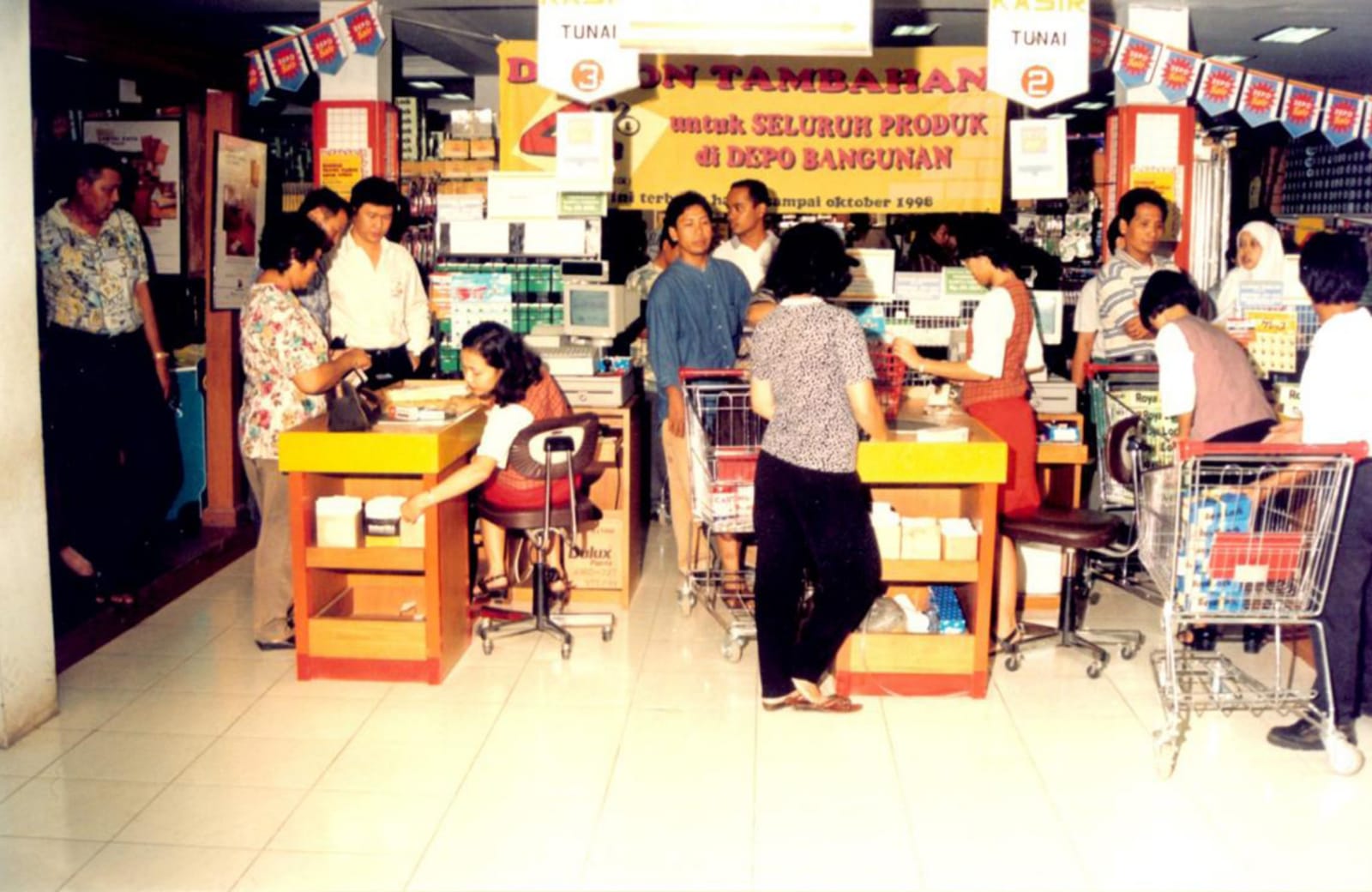 Momen gerai perdana Depo Bangunan