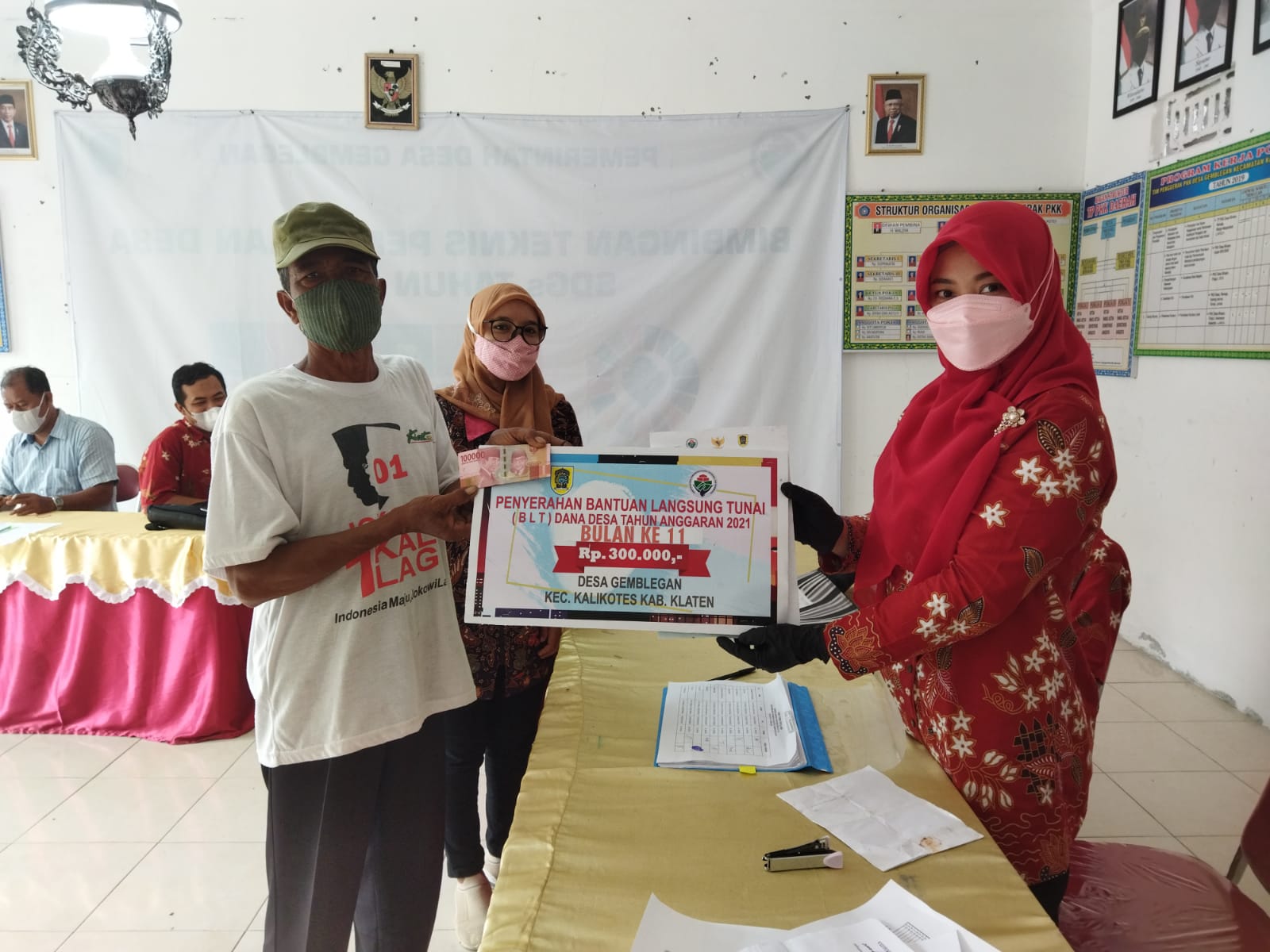 Seorang warga Desa Gemblegan, Klaten, Jawa Tengah, menerima BLT Dana Desa