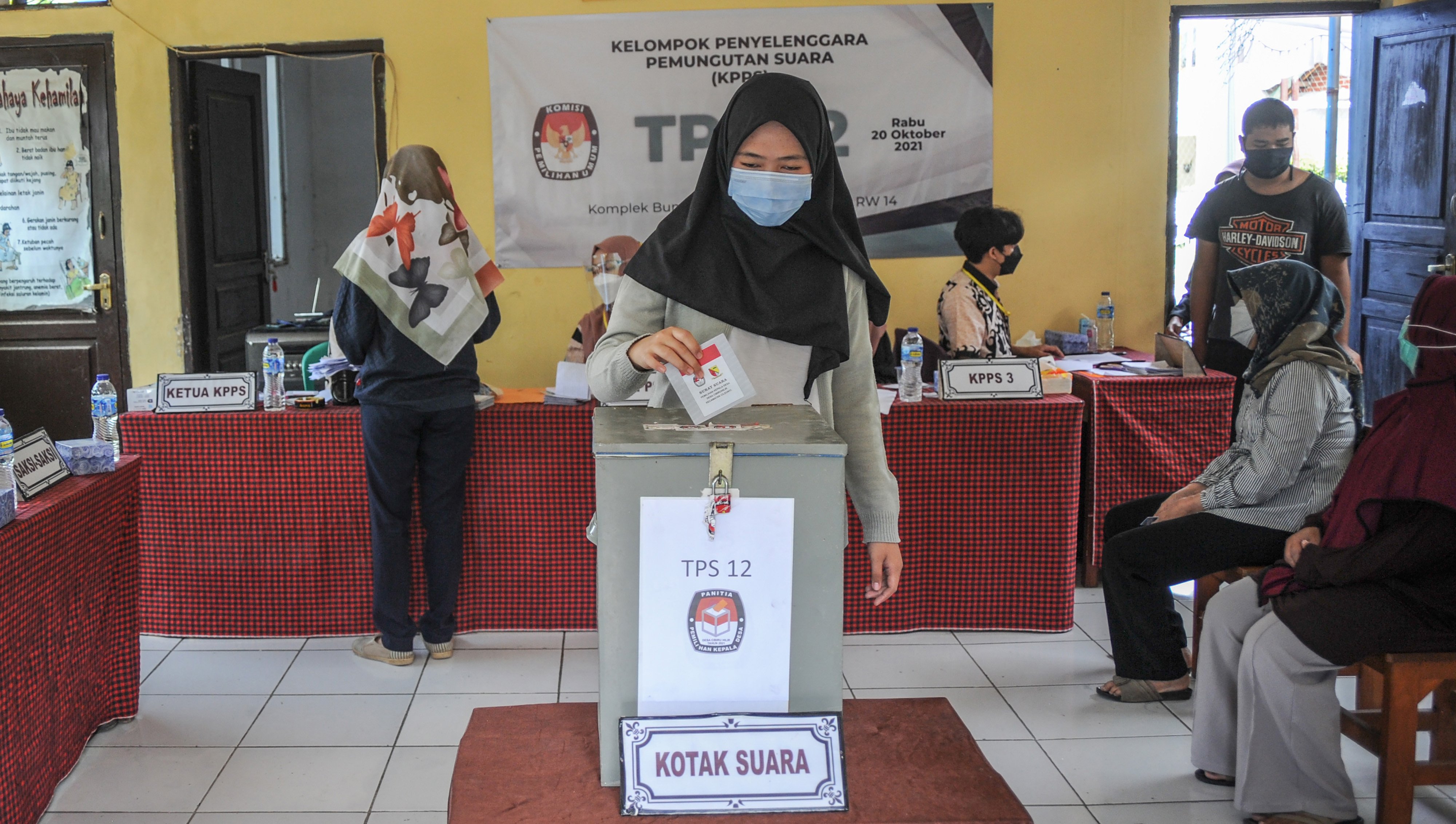  Warga menggunakan hak pilihnya pada Pemilihan Kepala Desa serentak Kabupaten Bandung, Jawa Barat. 