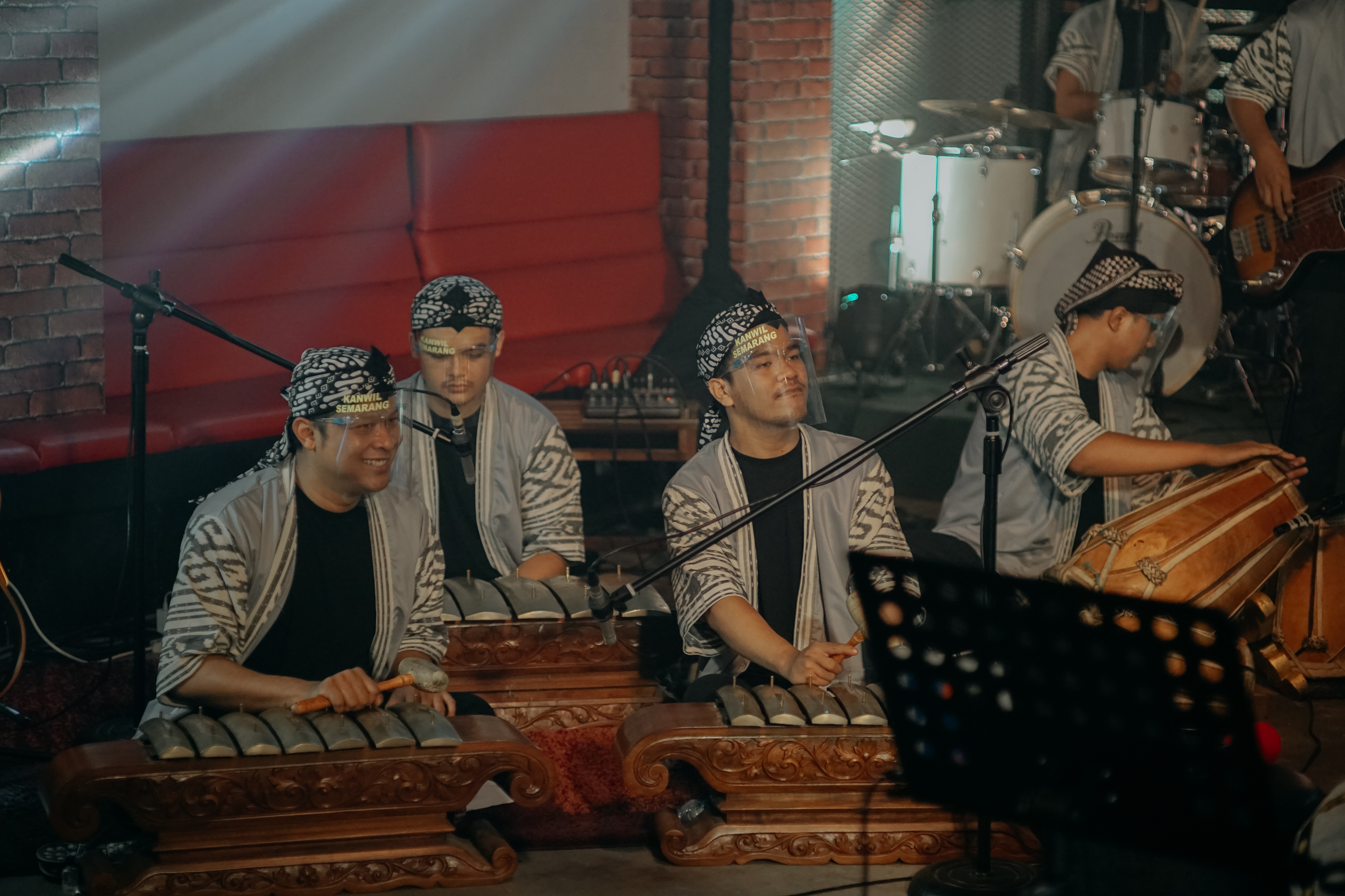 Pelaku kesenian menampilkan karyanya