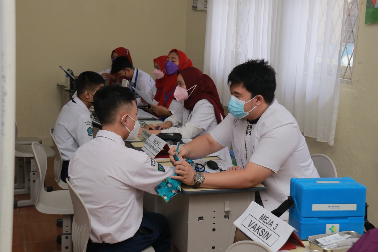 Vaksinasi pelajar.