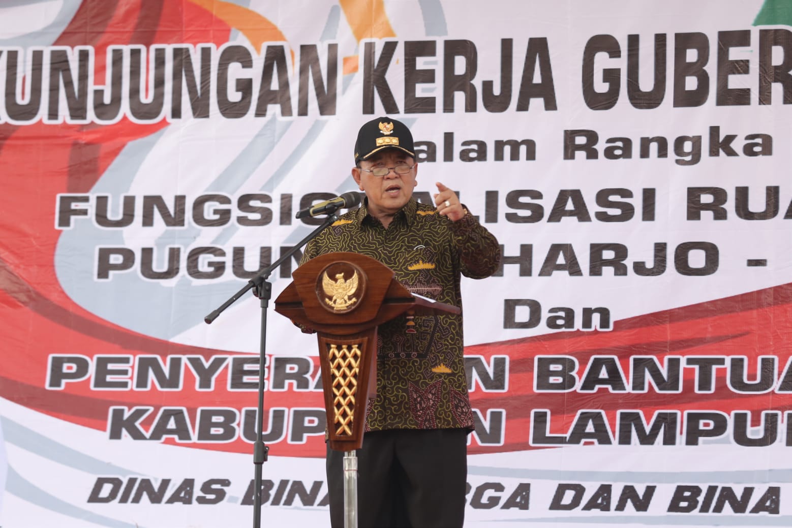 GUBERNUR Lampung Arinal Djunaidi saat peresmian fungsionalisasi ruas jalan Pugung Rahardjo-Jabung di Kabupaten Lampung Timur, Sabtu (27/11).