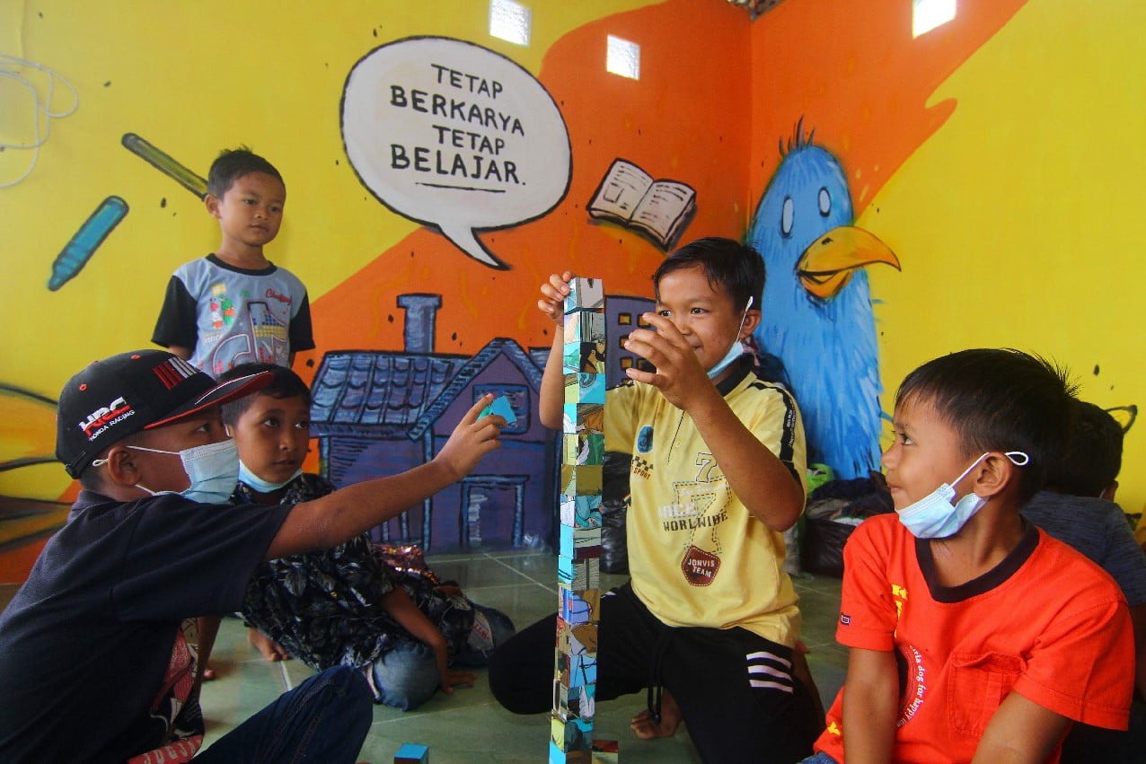 Ilustrasi anak bermain