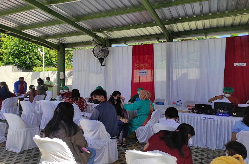 Vaksinasi covid-19 massal di Palangka Raya yang digelar OJK Kalteng dalam rangka HUT ke-10 OJK.