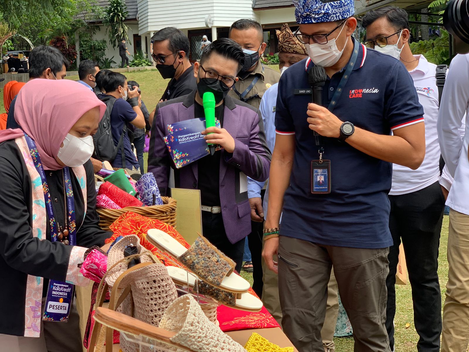 Menparekraf Sandiaga Uno mengamati produk kerajinan saat melakukan kunjungan kerja ke desa wisata.