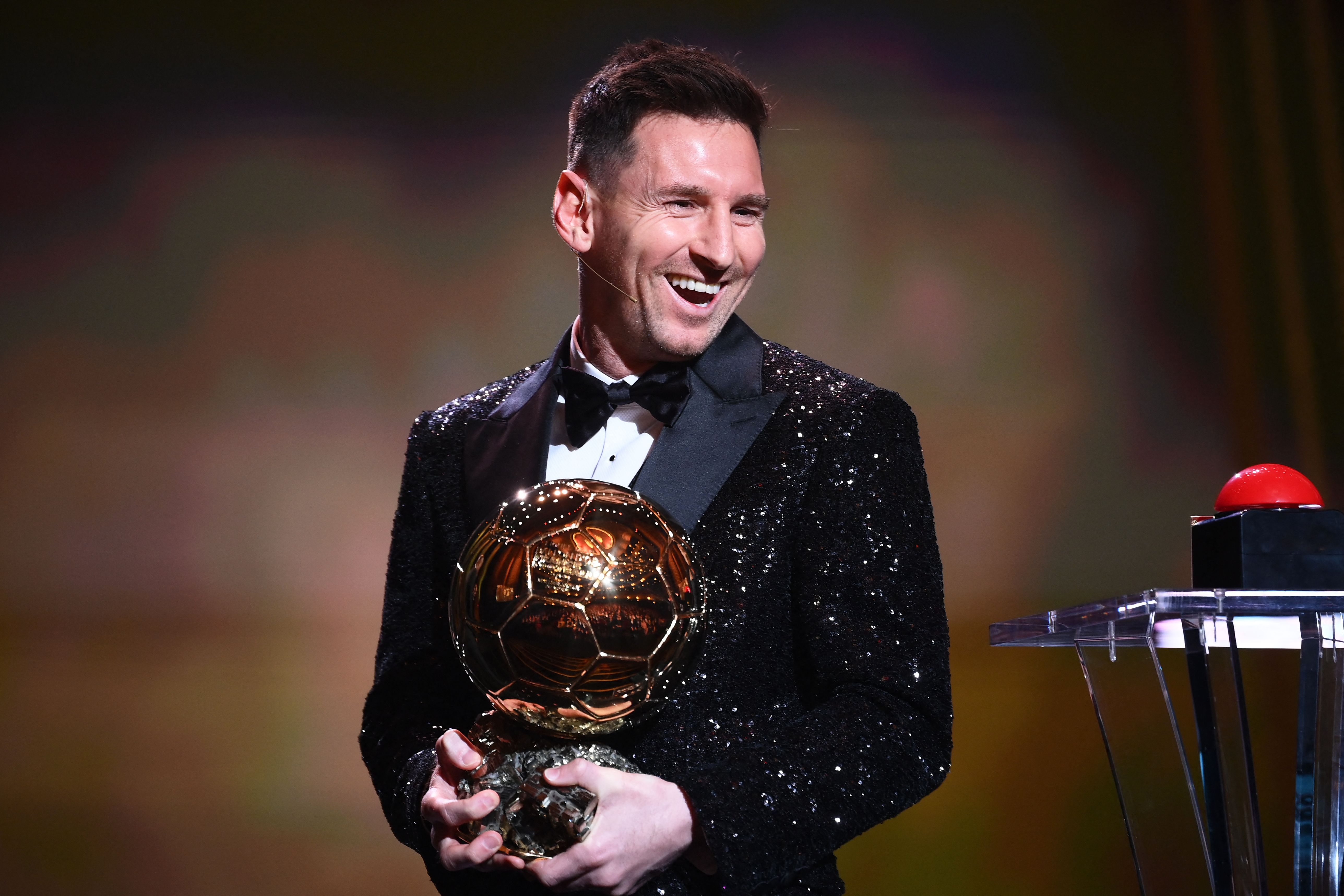 Penyerang PSG Lionel Messi menerima penghargaan Ballon d'Or di Theatre du Chatelet, Paris.