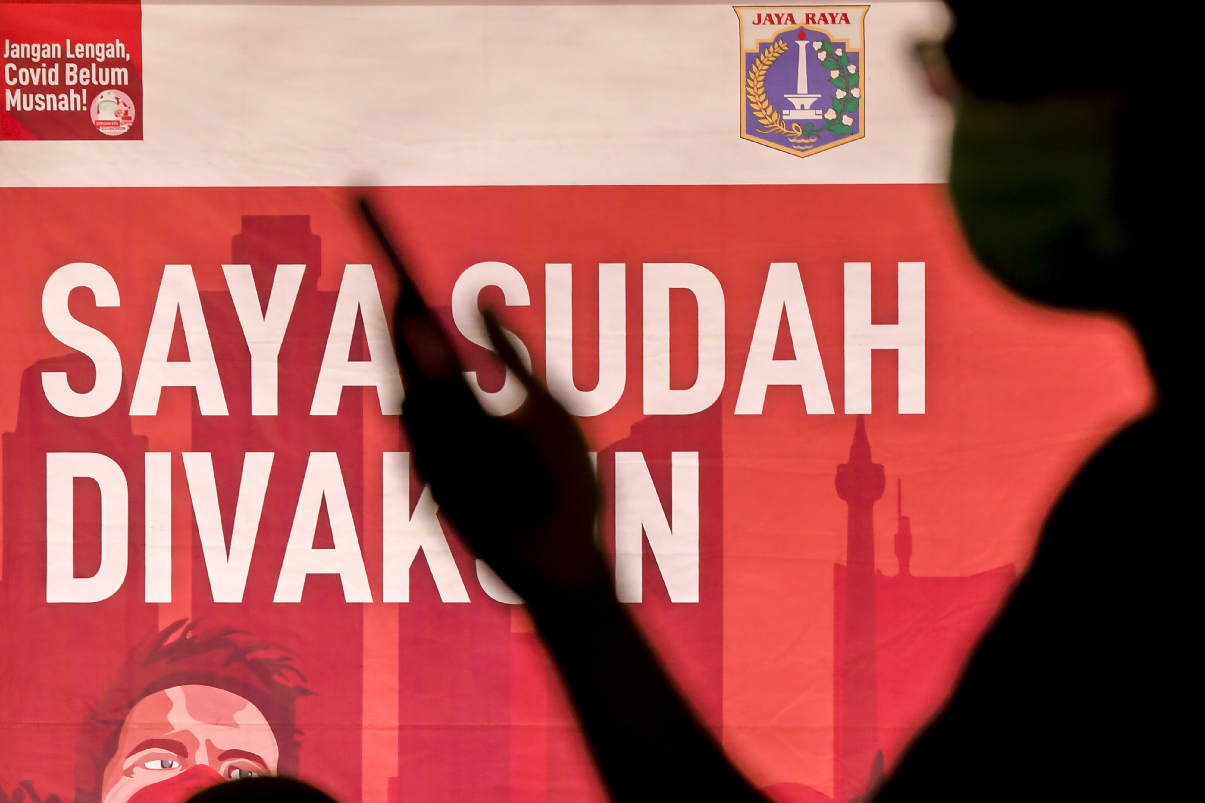 Warga mengantre untuk mendapat suntikan vaksin COVID-19 di Gelanggang Remaja Makassar, Jakarta.