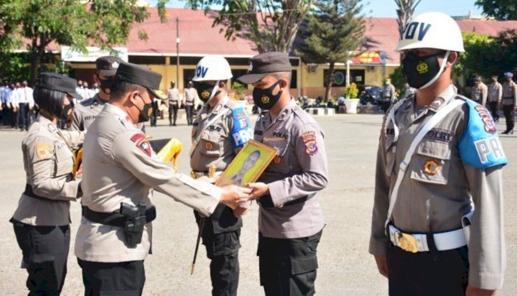 Kapolda NTT Irjen Pol Lotharia Latif saat memecat seorang anggota Polri.